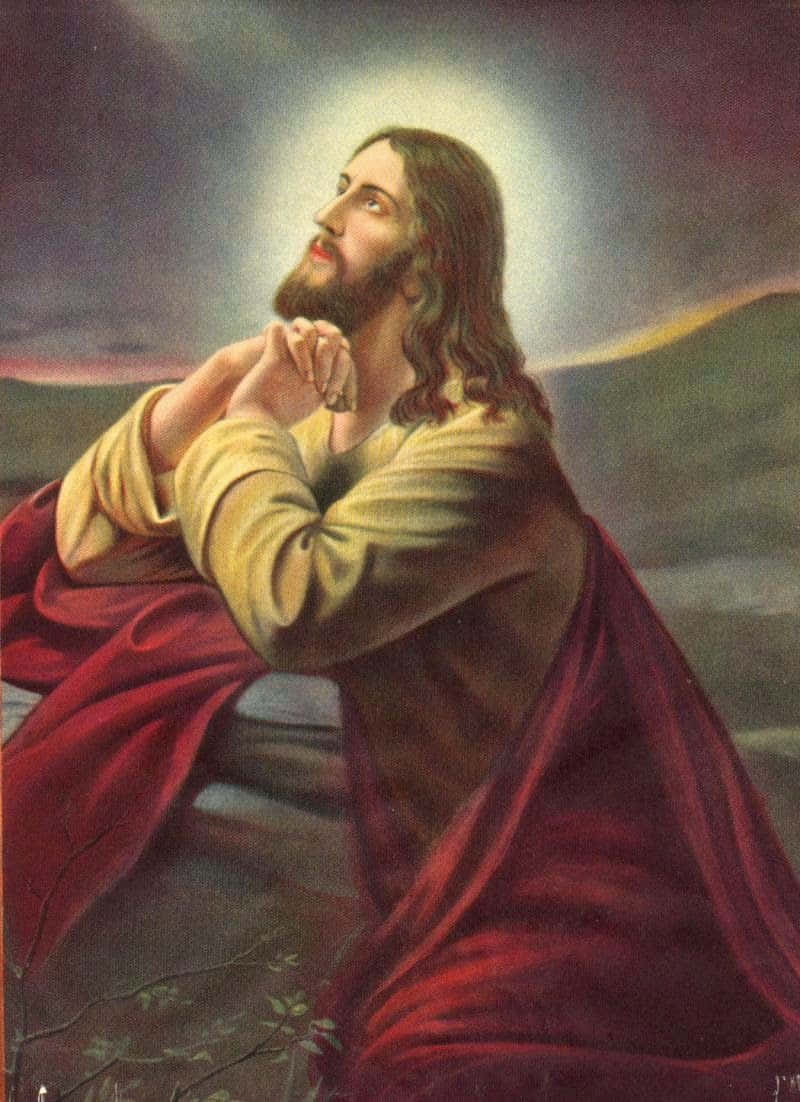 Jesus Praying 桌布 壁紙 — 耶穌基督身穿紅袍，在戲劇性的暮色天空下雙手合十祈禱。