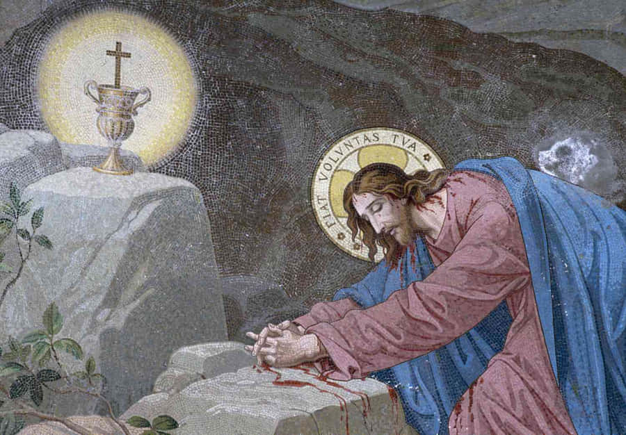 Jesus Praying 桌布 壁紙 — 耶穌跪在岩石上祈禱，面前有一個發光的聖杯，上方有神聖的光環。