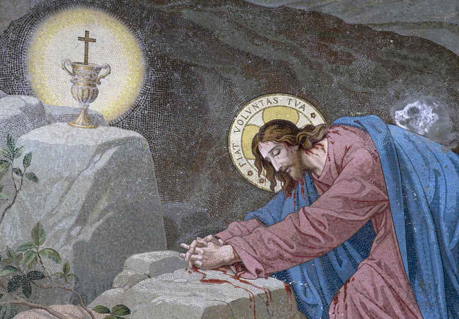 Jesus Praying 桌布 壁紙 — 耶穌跪在發光的聖杯前祈禱，位於岩石露頭上，上方有神聖光環。