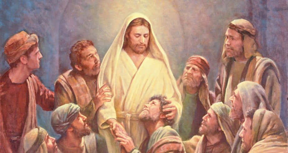 Jesus Disciples 桌布 壁紙 — 耶穌身穿閃耀白袍，在柔和光線的聖經場景中，在門徒環繞下醫治一名男子。