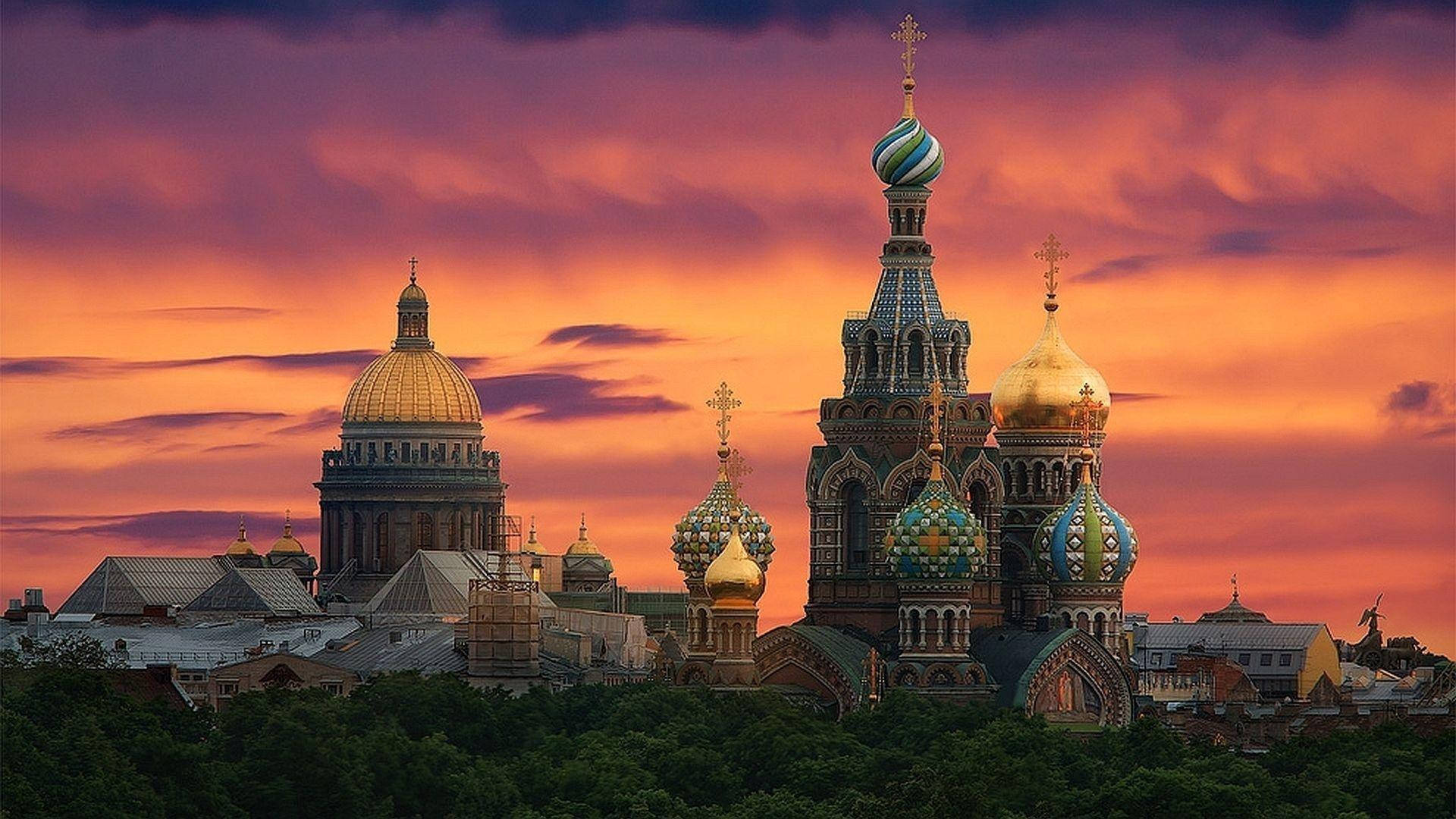 Russia 桌布 壁紙 — 聖以撒大教堂和滴血救世主教堂在紫橙色雲彩的火紅日落天空下閃耀。