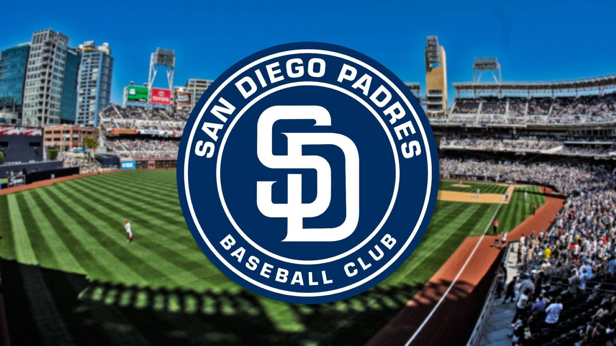 Padres 桌布 壁紙 — 聖地牙哥教士隊棒球場，晴朗藍天下擠滿球迷，並疊加球隊標誌。