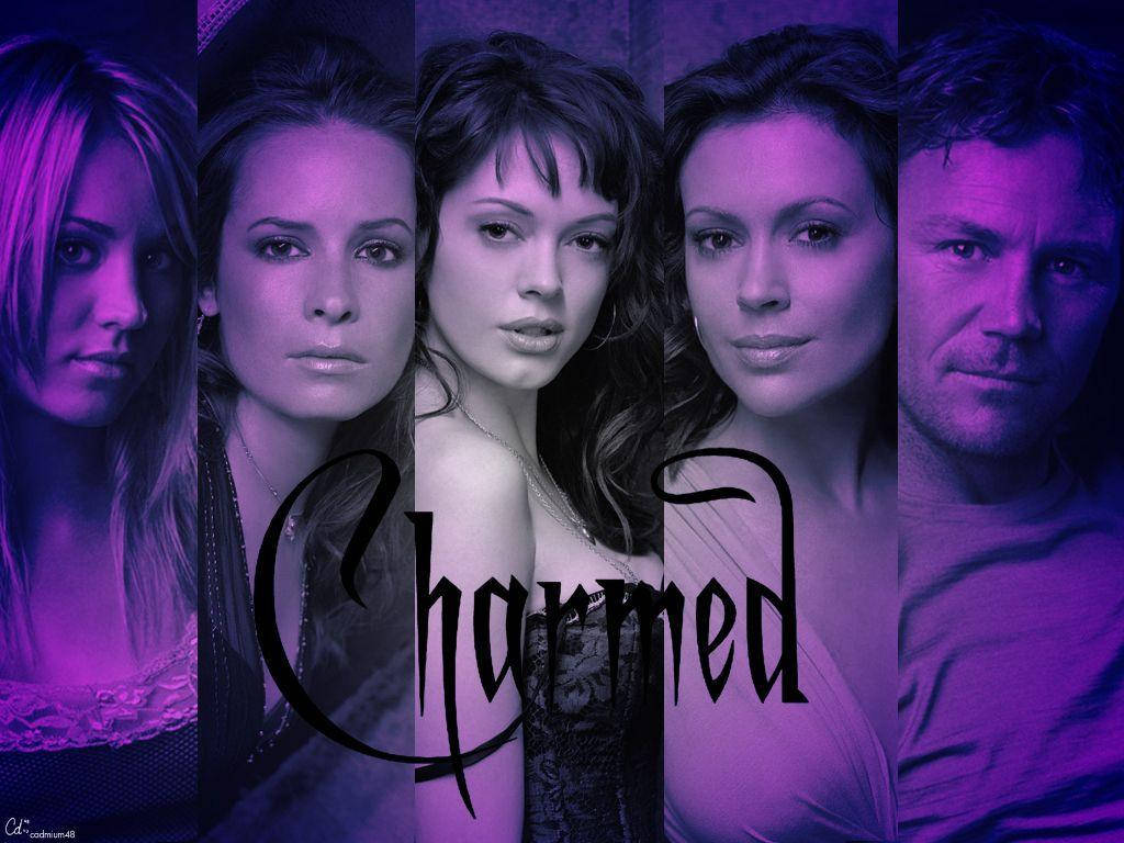 charmed 桌布 壁紙 — 《聖女魔咒》的五個角色站在垂直面板中，紫色光芒下，節目名稱以哥德字體顯示。