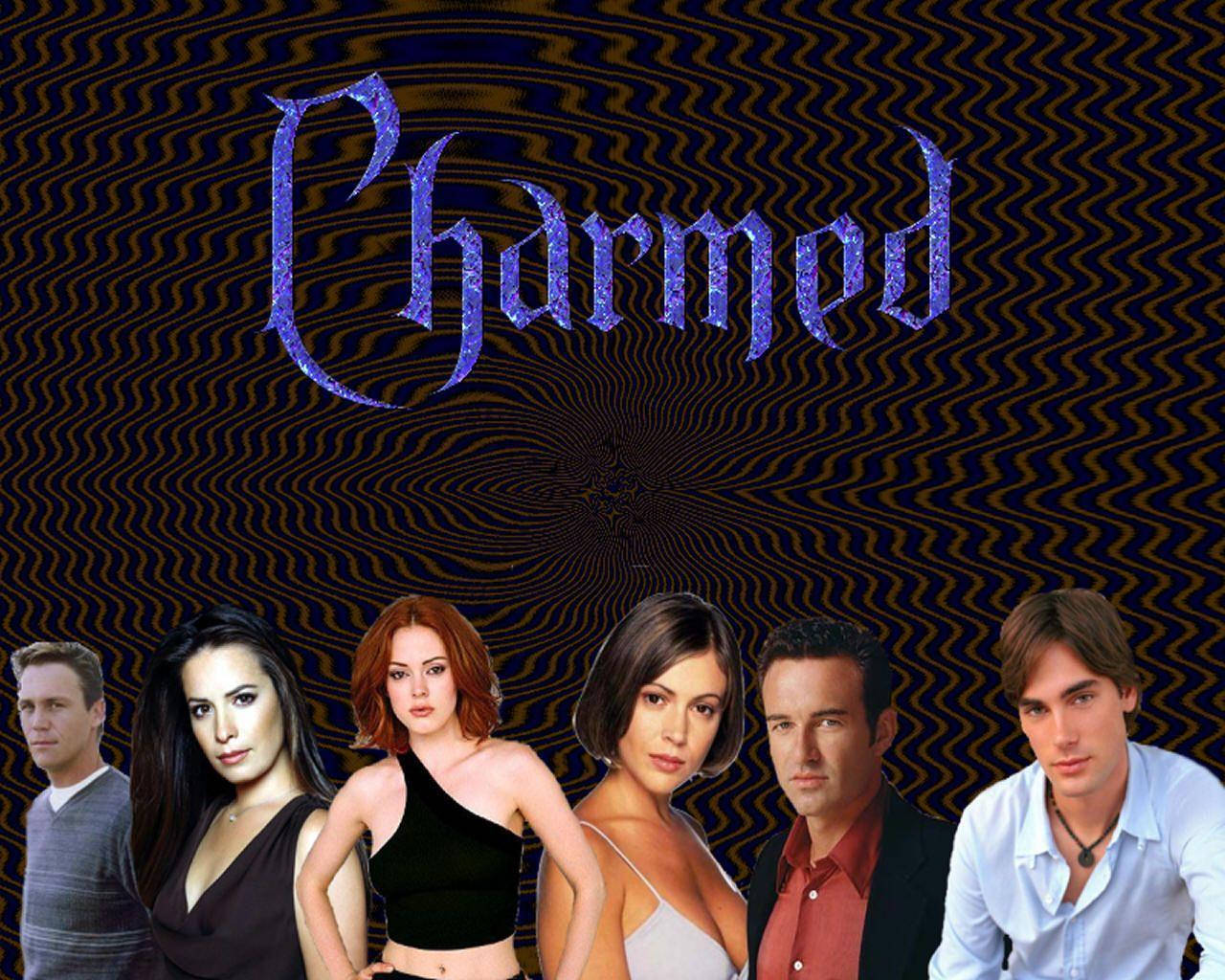 charmed 桌布 壁紙 — 《聖女魔咒》的六位演員站在催眠般的旋轉背景前，節目名稱以閃爍的紫色字體呈現。