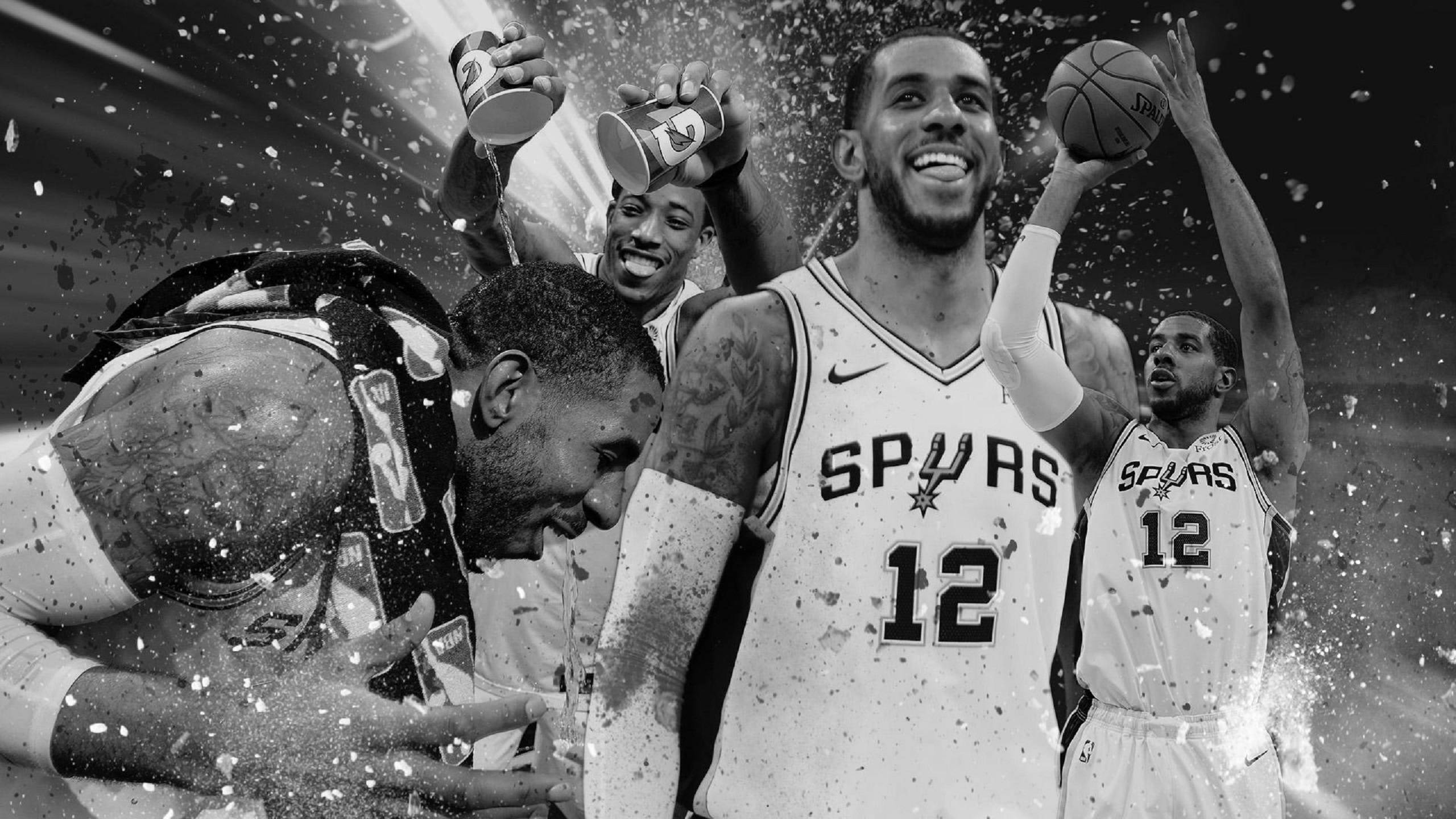 Lamarcus Aldridge 桌布 壁紙 — 聖安東尼奧馬刺籃球運動員在體育場內用五彩紙屑和香檳慶祝的黑白照片。
