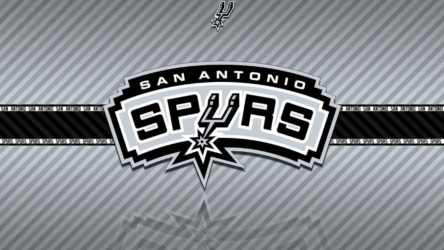 Spurs 桌布 壁紙 — 聖安東尼奧馬刺隊標誌居中，背景為灰色斜紋，並重複出現球隊名稱橫幅。