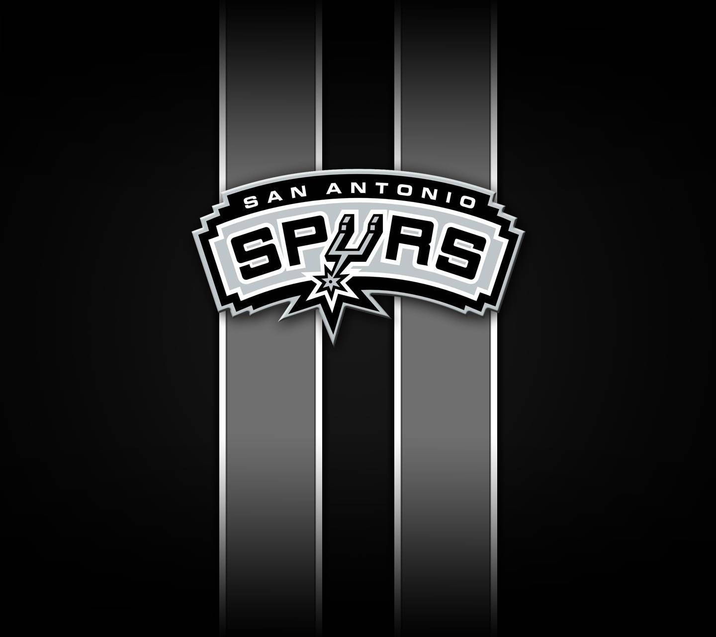 Spurs 桌布 壁紙 — 聖安東尼奧馬刺隊標誌居中顯示在帶有金屬光澤的黑灰條紋背景上。