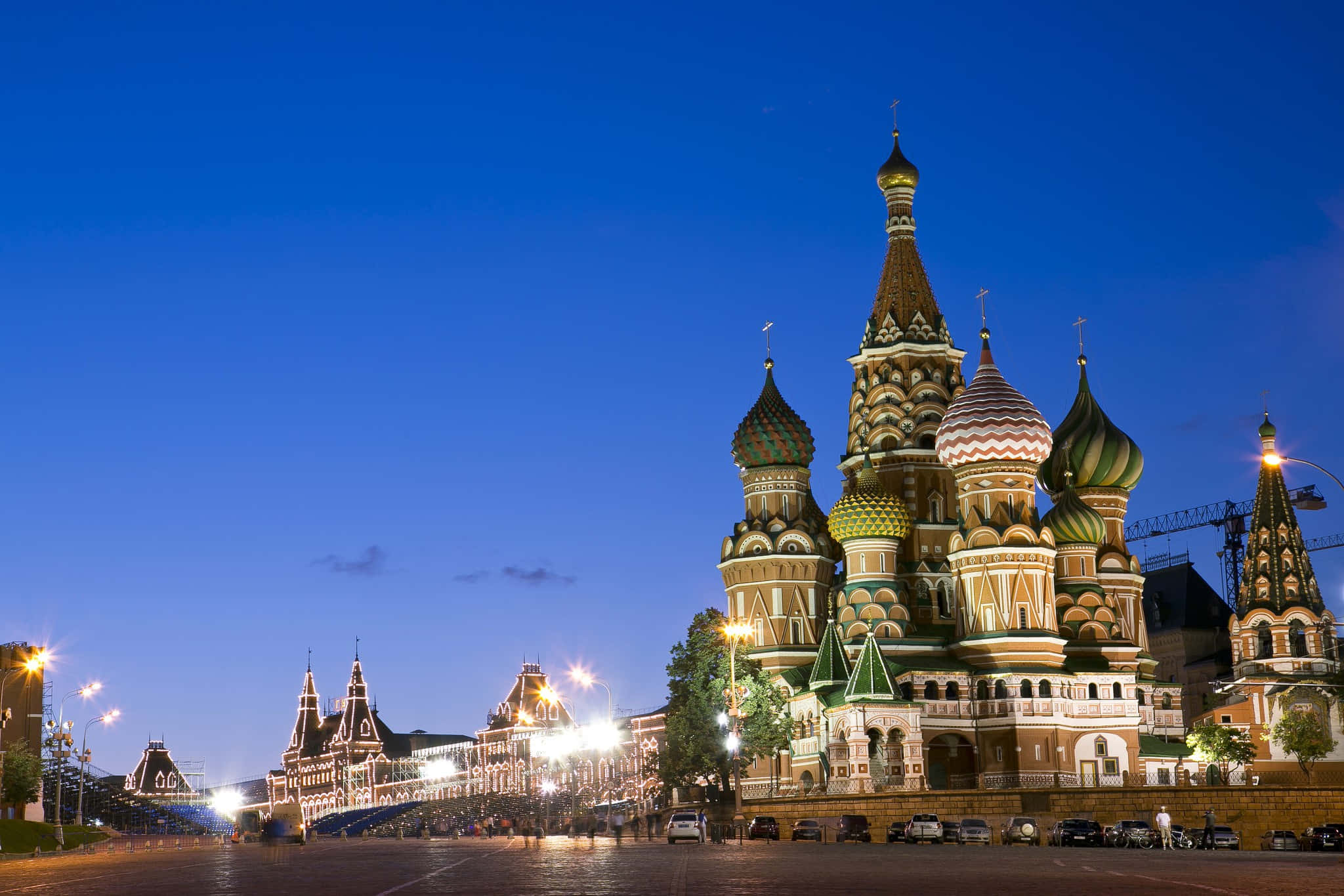 Russia 桌布 壁紙 — 聖巴西爾大教堂在莫斯科紅場的深暮色天空下，色彩繽紛的洋蔥形圓頂閃耀著光芒。