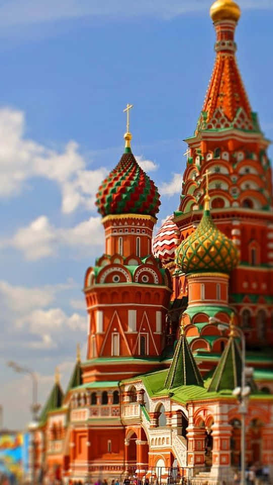 Moscow 桌布 壁紙 — 聖巴西爾大教堂鮮豔的紅綠洋蔥形圓頂在晴朗的藍天和蓬鬆的白雲襯托下聳立。