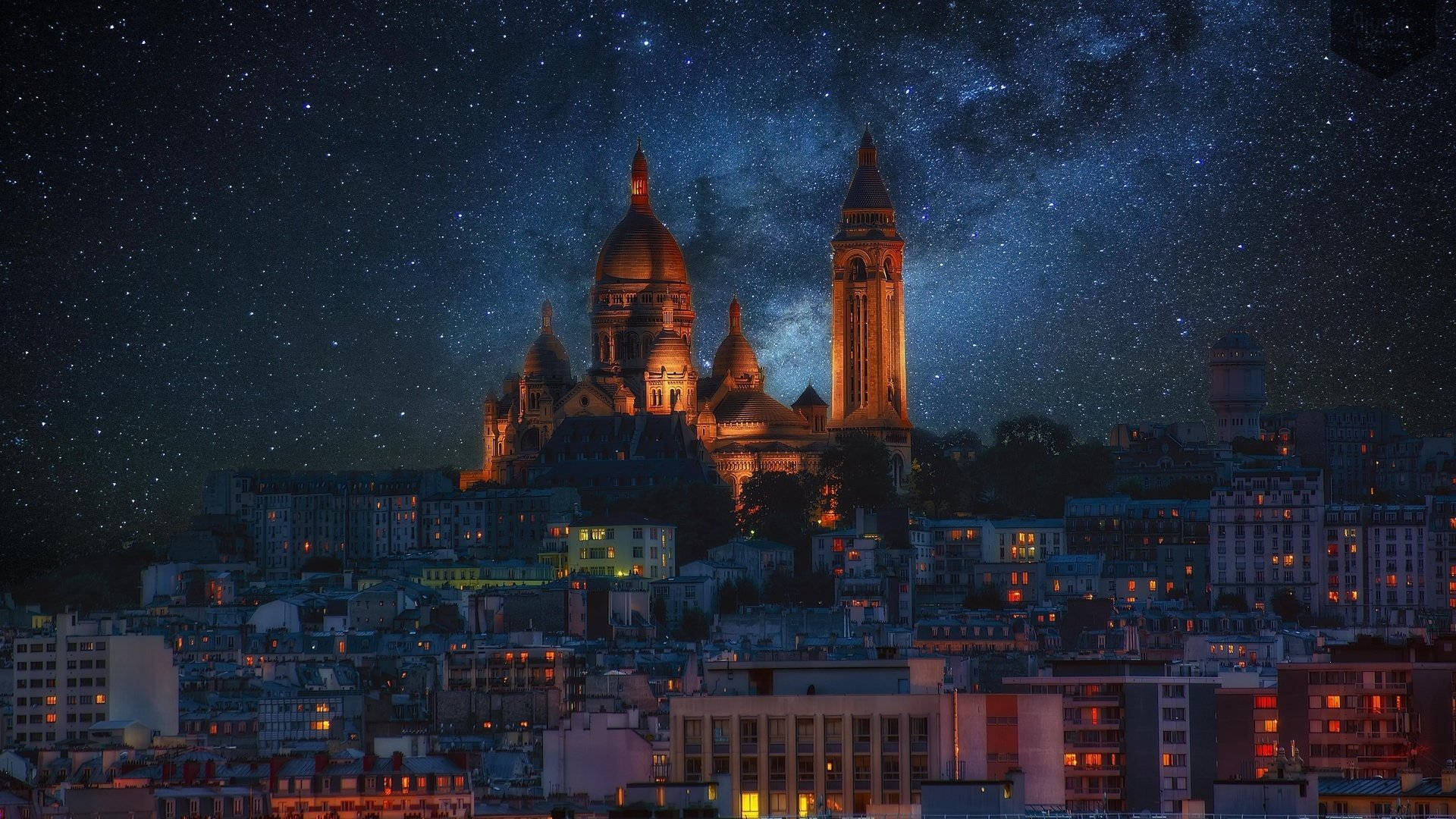 聖心大教堂在夜晚星空下被照亮，銀河可見。 — 巴黎 GIF 壁紙