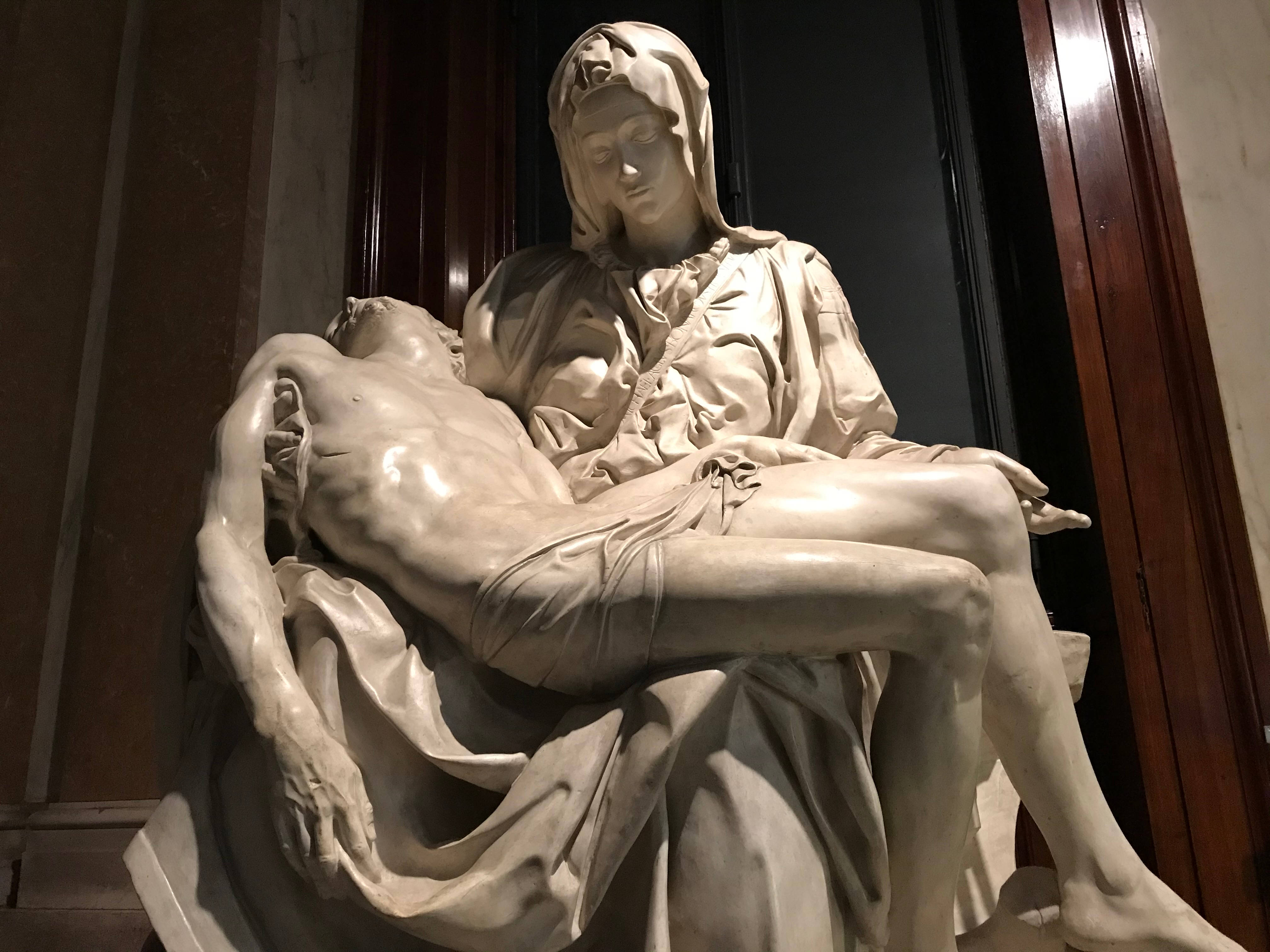 Mary 桌布 壁紙 — 聖母憐子的大理石雕塑描繪了瑪利亞以悲傷的優雅懷抱著耶穌毫無生氣的身體。