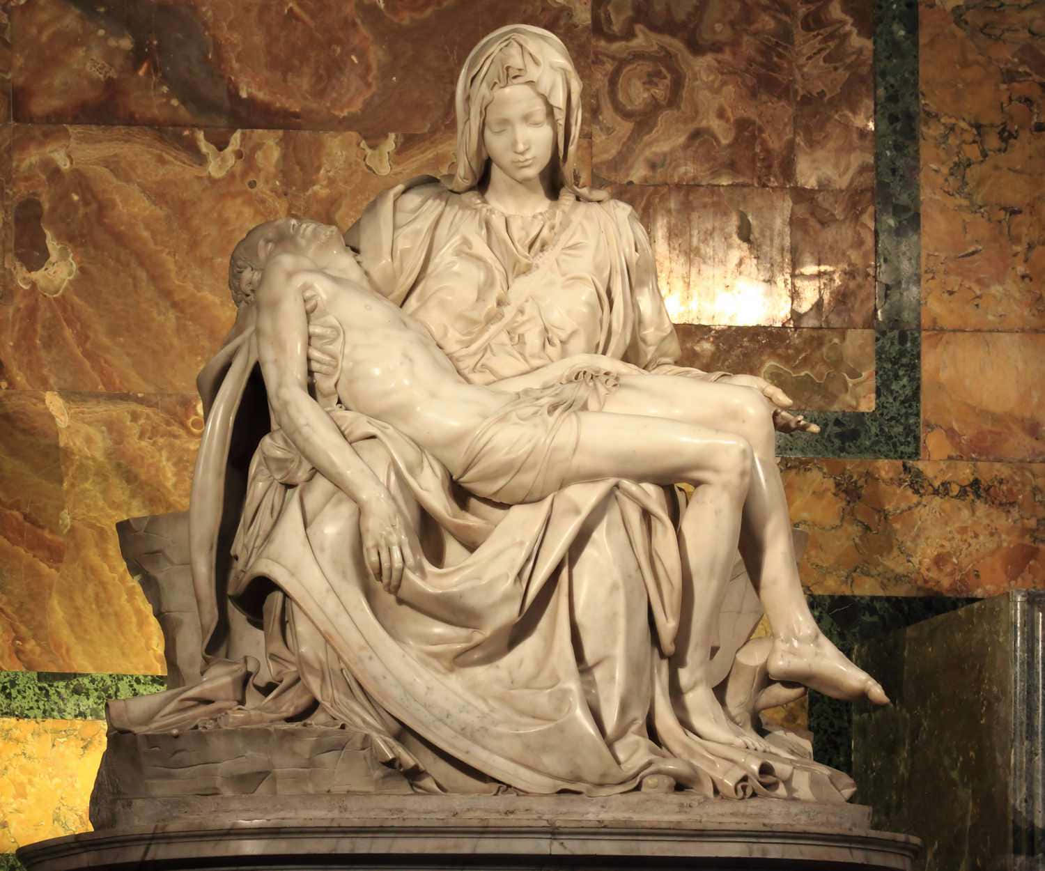 Renaissance 桌布 壁紙 — 聖母瑪利亞懷抱耶穌無生命軀體的大理石雕塑，背景是溫暖帶紋理的大理石牆。