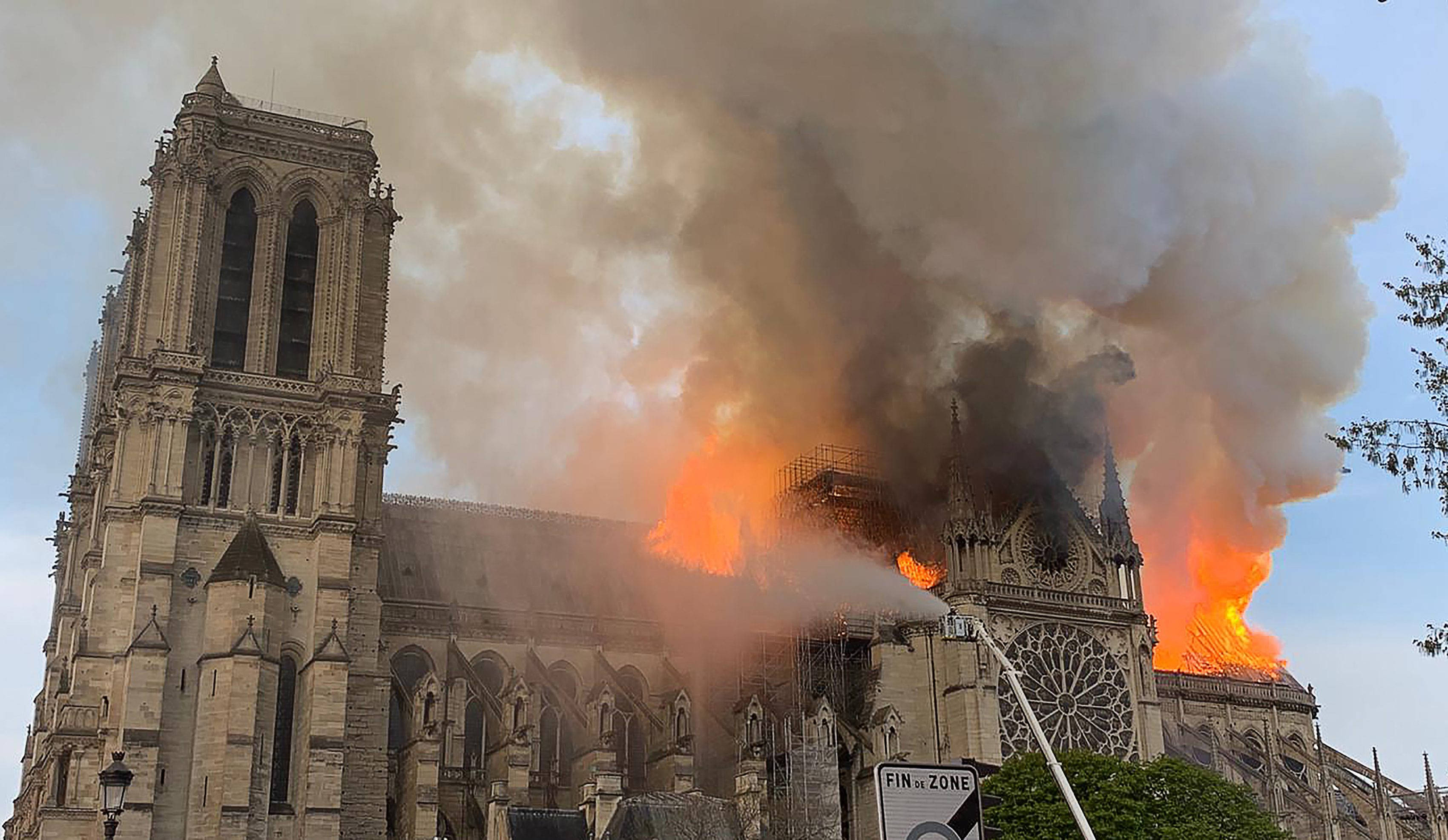 Notre Dame 桌布 壁紙 — 聖母院大教堂猛烈燃燒，橙色火焰和濃黑煙霧在蒼白的天空下翻騰。