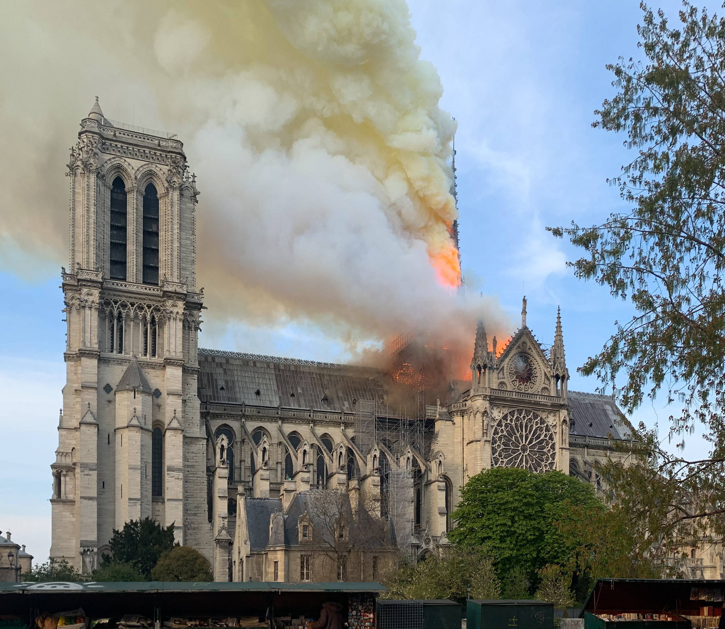 Notre Dame 桌布 壁紙 — 聖母院大教堂被火焰吞噬，濃煙在晴朗的藍天中翻騰。