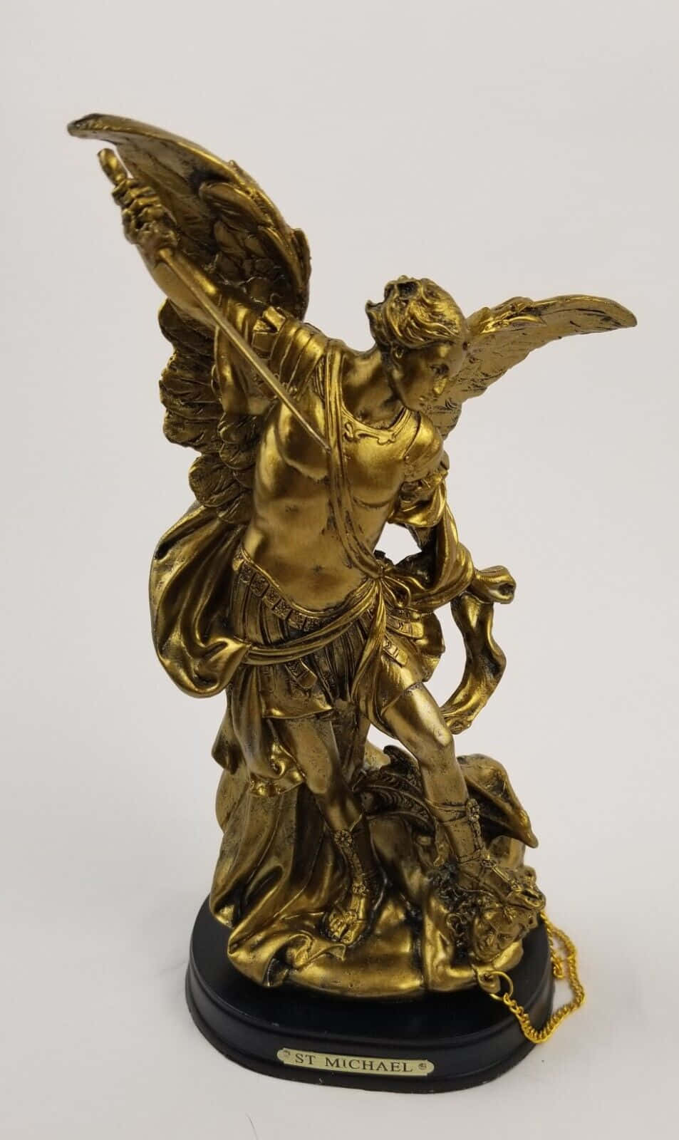 Saint Michael 桌布 壁紙 — 聖米迦勒大天使金色雕像，以劍和盾牌戰勝龍。
