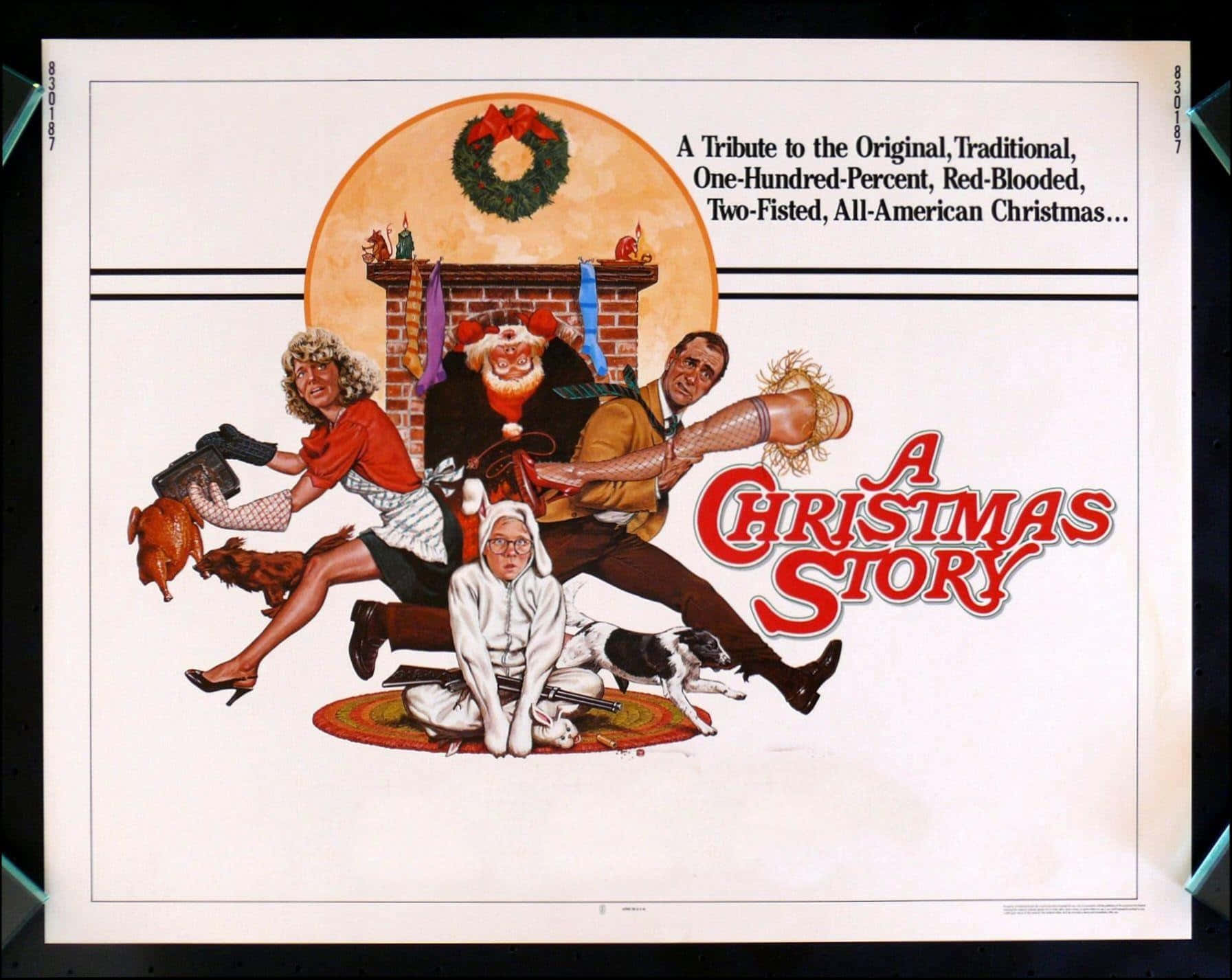 a christmas story 桌布 壁紙 — 《聖誕故事》的混亂復古電影海報，角色們在充滿節日氣氛的客廳裡，有壁爐和花環。