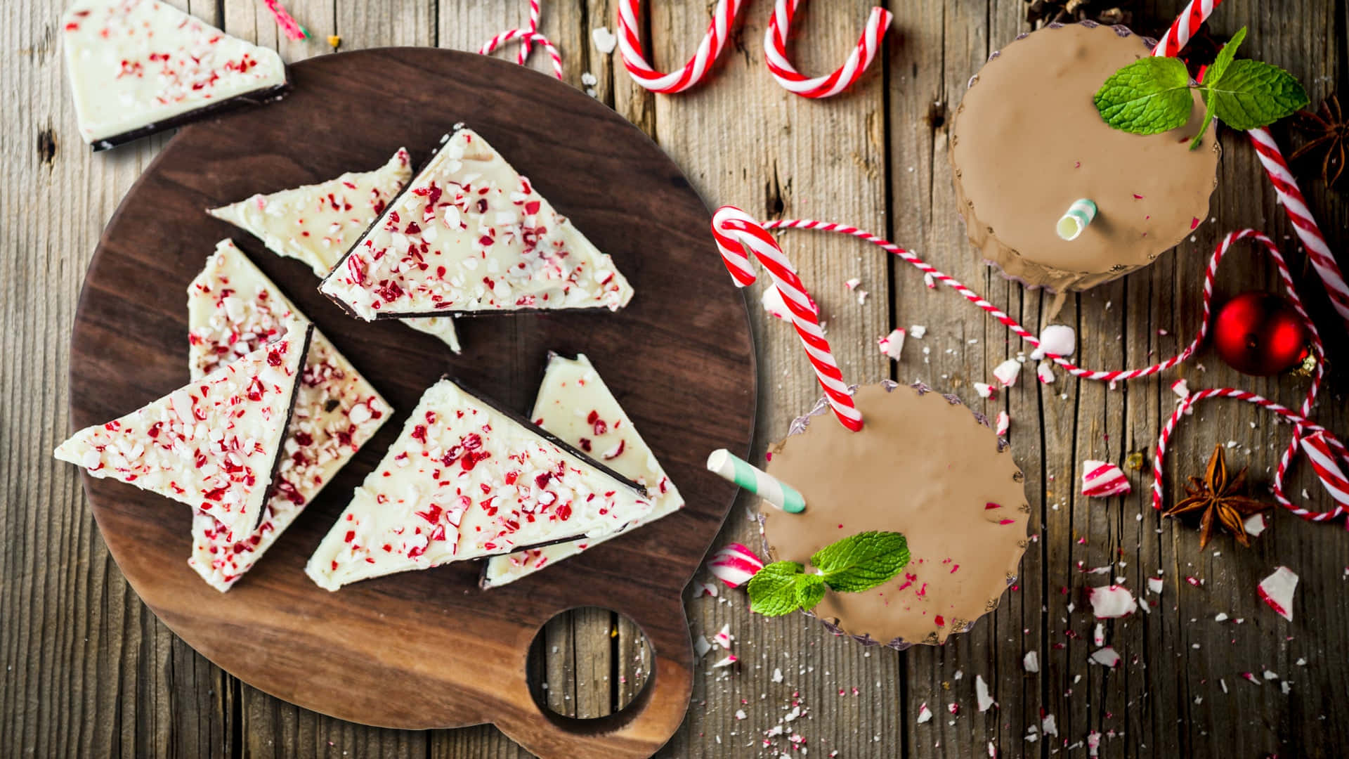 Desserts 桌布 壁紙 — 聖誕美食包括薄荷樹皮和巧克力慕斯杯，飾以薄荷和拐杖糖，放在質樸的木板上。