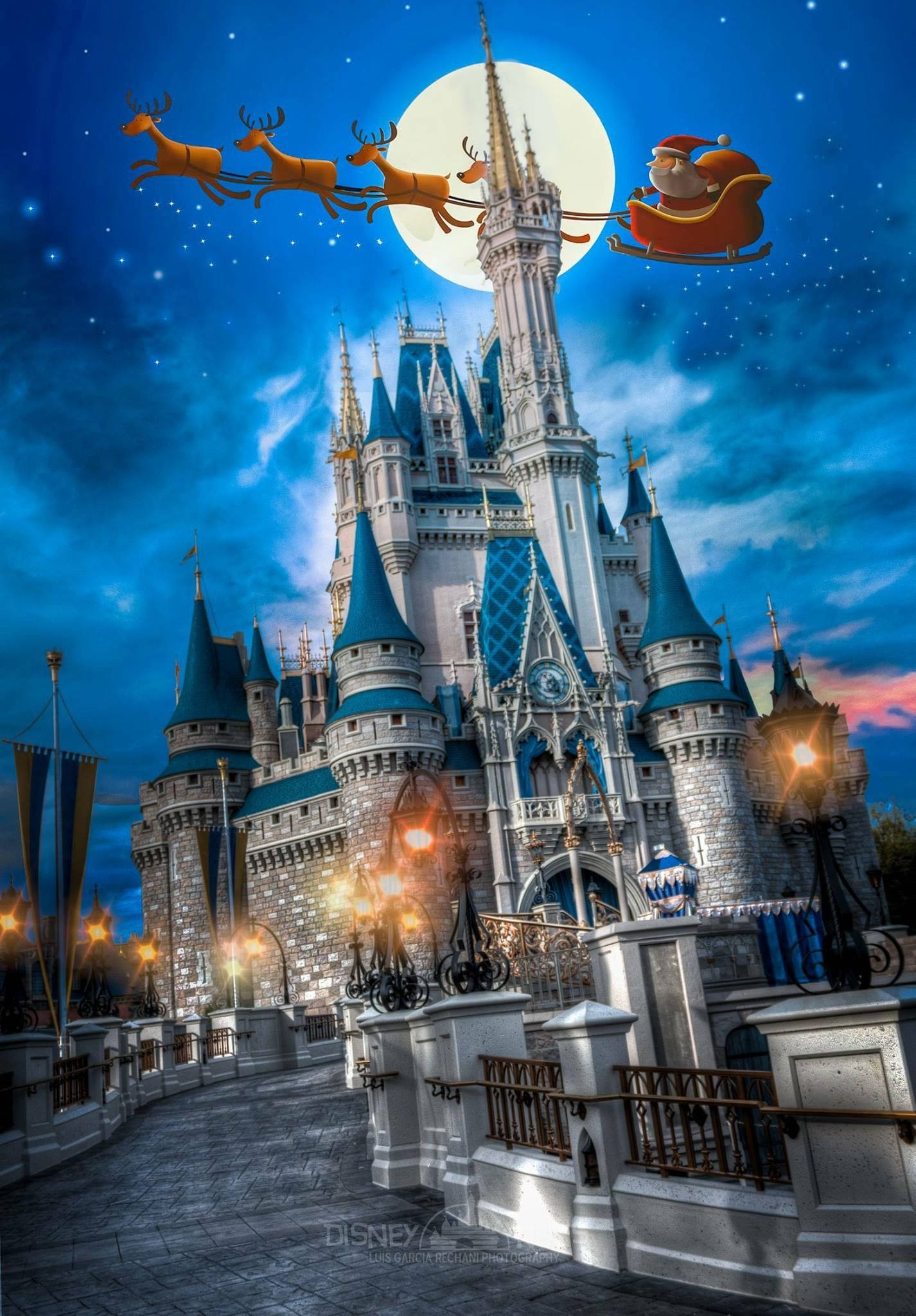 Disneyland Castle 桌布 壁紙 — 聖誕老人乘坐由馴鹿拉動的雪橇，在滿月下飛越灰姑娘城堡，構成一個神奇的夜晚場景。