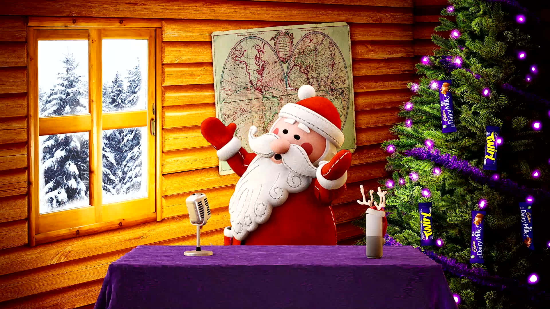 Christmas Virtual 桌布 壁紙 — 聖誕老人公仔在一間舒適的木屋裡開心地揮手，透過窗戶可以看到被雪覆蓋的樹木，而他旁邊的聖誕樹用糖果裝飾著，閃閃發光。