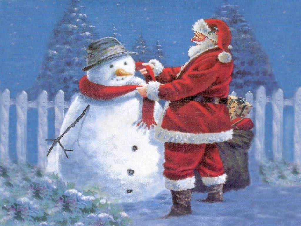 Santa 桌布 壁紙 — 聖誕老人在一個有常青樹和白色尖樁籬笆的雪地冬日庭院中，溫暖地將一條紅色圍巾圍在雪人的脖子上。