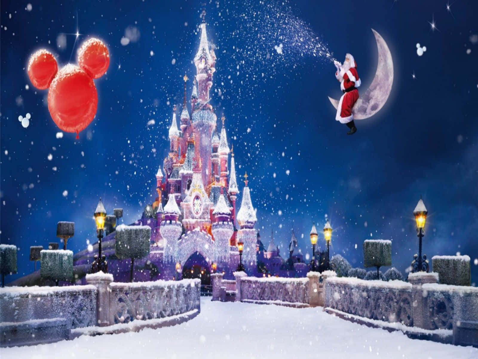 Disney Castle 桌布 壁紙 — 聖誕老人坐在新月上，在繁星點點的冬日天空下，向閃閃發光的迪士尼城堡噴灑雪花，附近漂浮著一個紅色的米奇氣球。