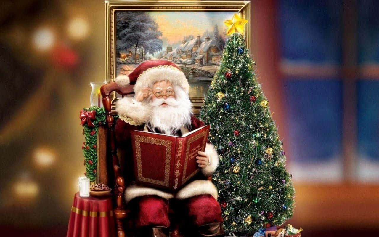 Santa Claus 桌布 壁紙 — 聖誕老人坐在木椅上，旁邊是裝飾好的聖誕樹，正在閱讀一本紅色的書，房間裡燈光溫暖，充滿節日氣氛。