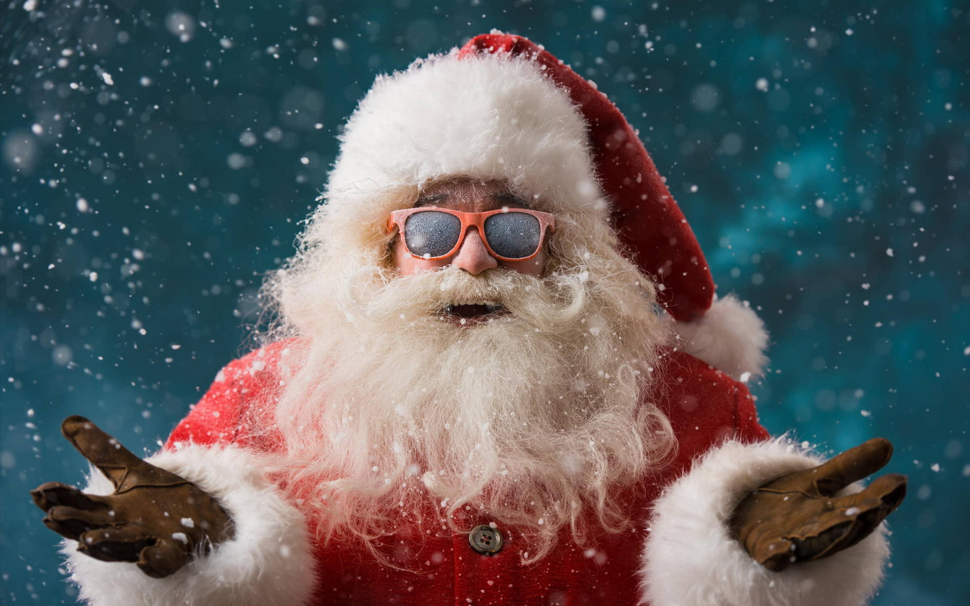 Santa Claus 桌布 壁紙 — 聖誕老人戴著紅色太陽眼鏡，站在飄雪中，背景是藍綠色，雪花在他周圍旋轉。