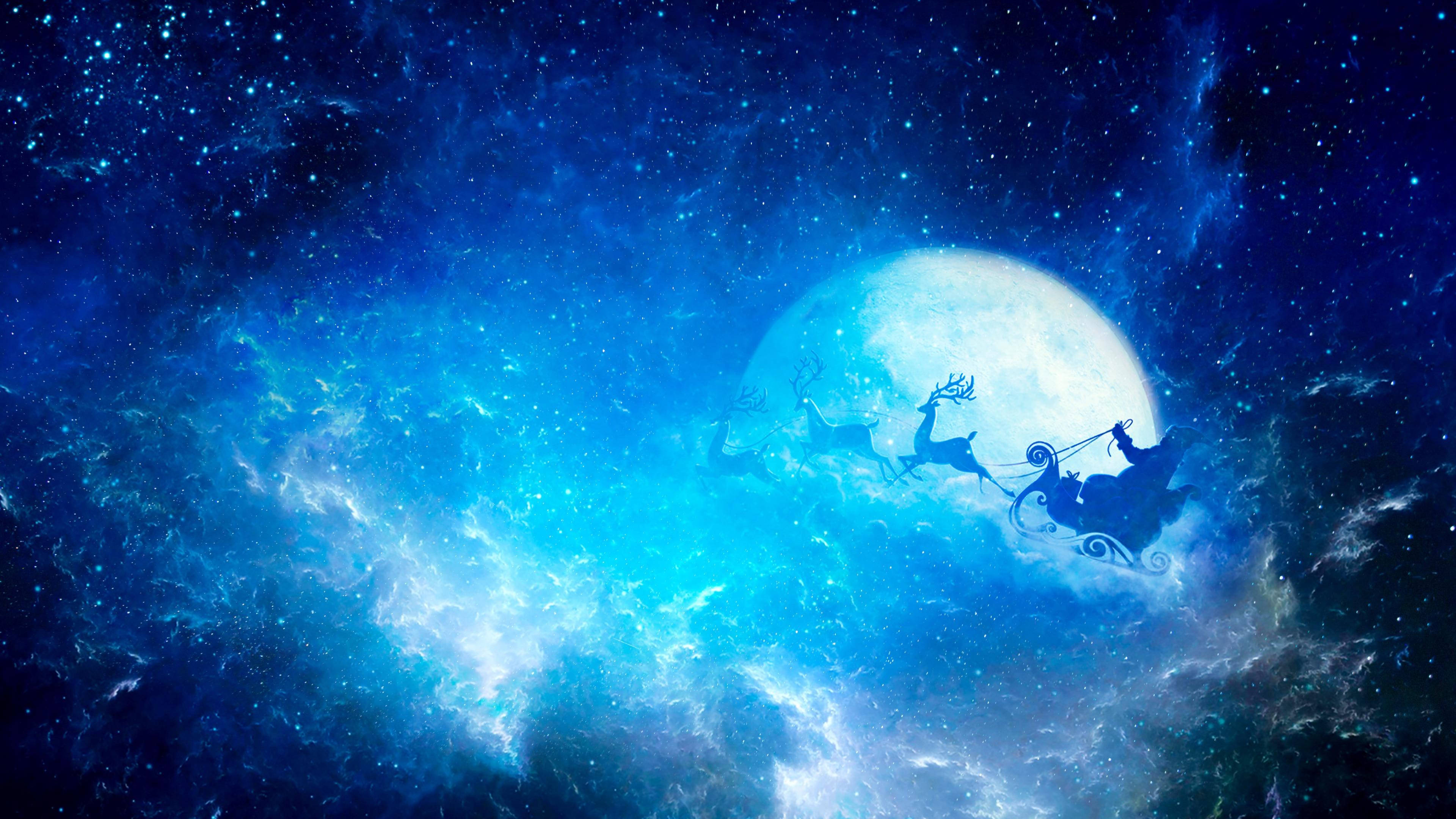 夜空 桌布 壁紙 — 聖誕老人的剪影騎著由馴鹿拉著的雪橇，穿過充滿活力的藍色宇宙天空，有一輪發光的月亮。