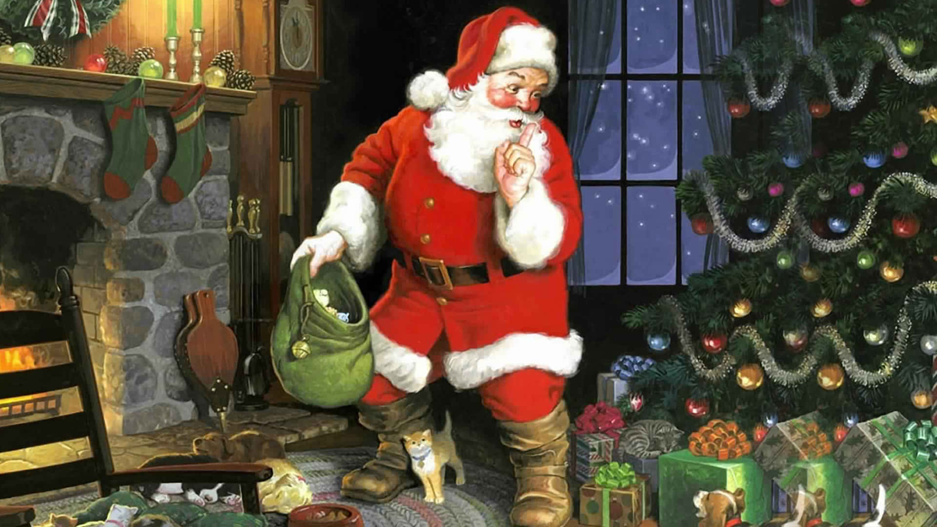 Santa Claus 桌布 壁紙 — 聖誕老人穿著紅色西裝，在裝飾好的聖誕樹旁邊的壁爐附近拿著一個綠色袋子，還有禮物和一隻貓。