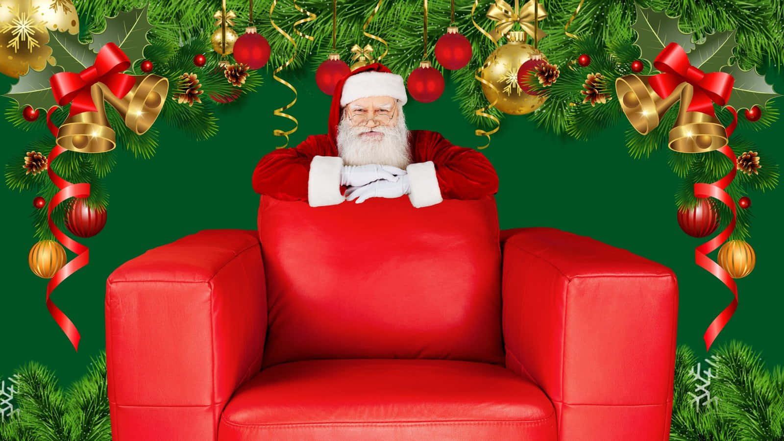 Santa Claus 桌布 壁紙 — 聖誕老人舒適地坐在紅色扶手椅上，周圍是節日綠色植物和裝飾品，背景是充滿活力的綠色。