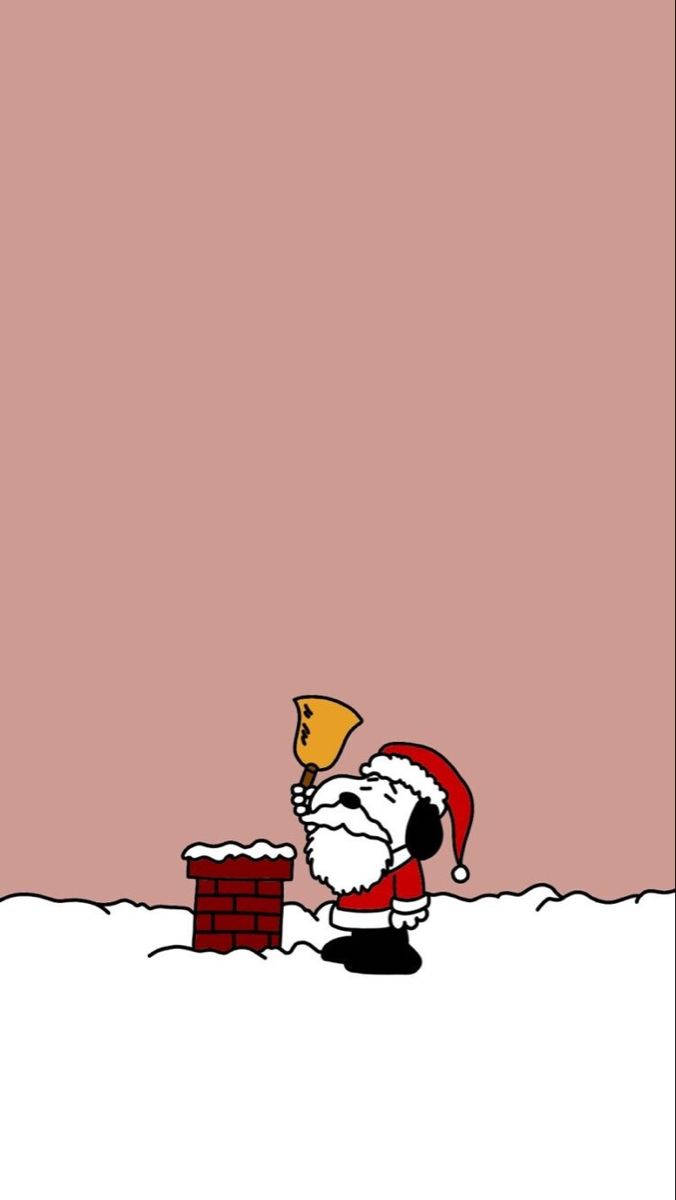 Snoopy Christmas 桌布 壁紙 — 聖誕老人身穿紅色西裝和帽子，在柔和粉紅色背景的雪覆蓋磚砌煙囪旁拿著鏟子。