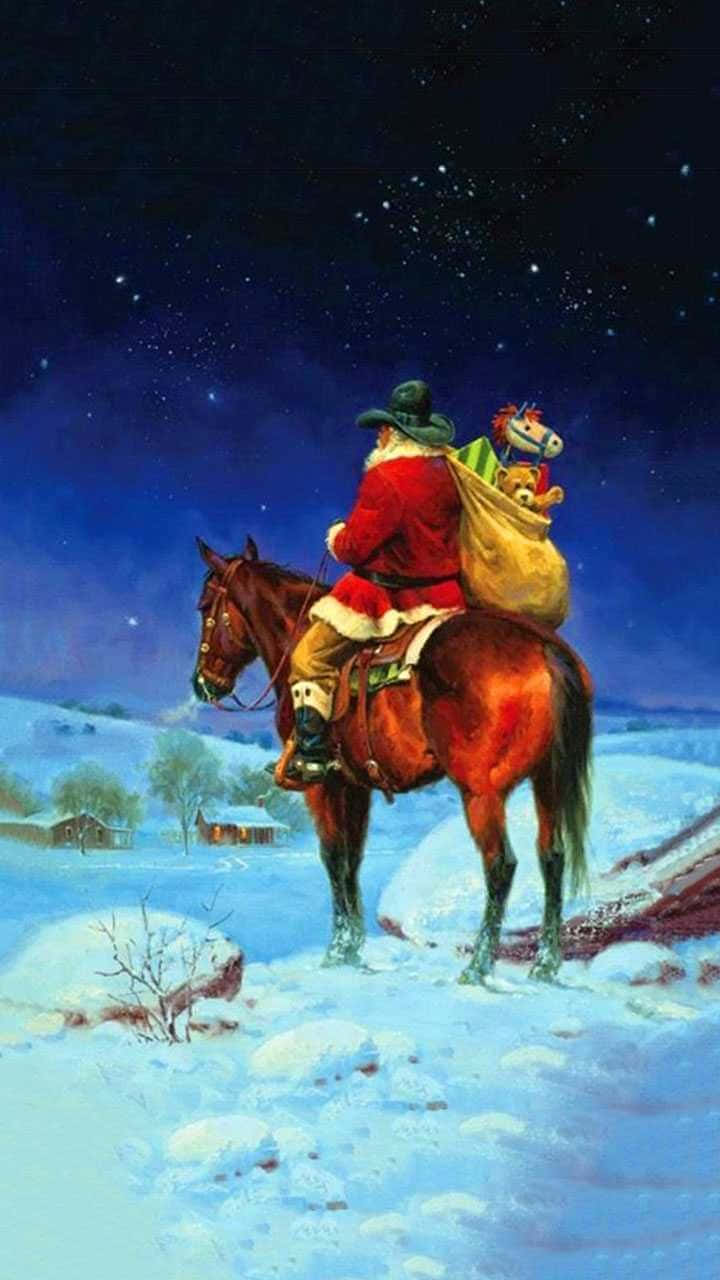 Cowboy Christmas 桌布 壁紙 — 聖誕老人騎著一匹棕馬，在星空下的雪地景觀中帶著一袋玩具。