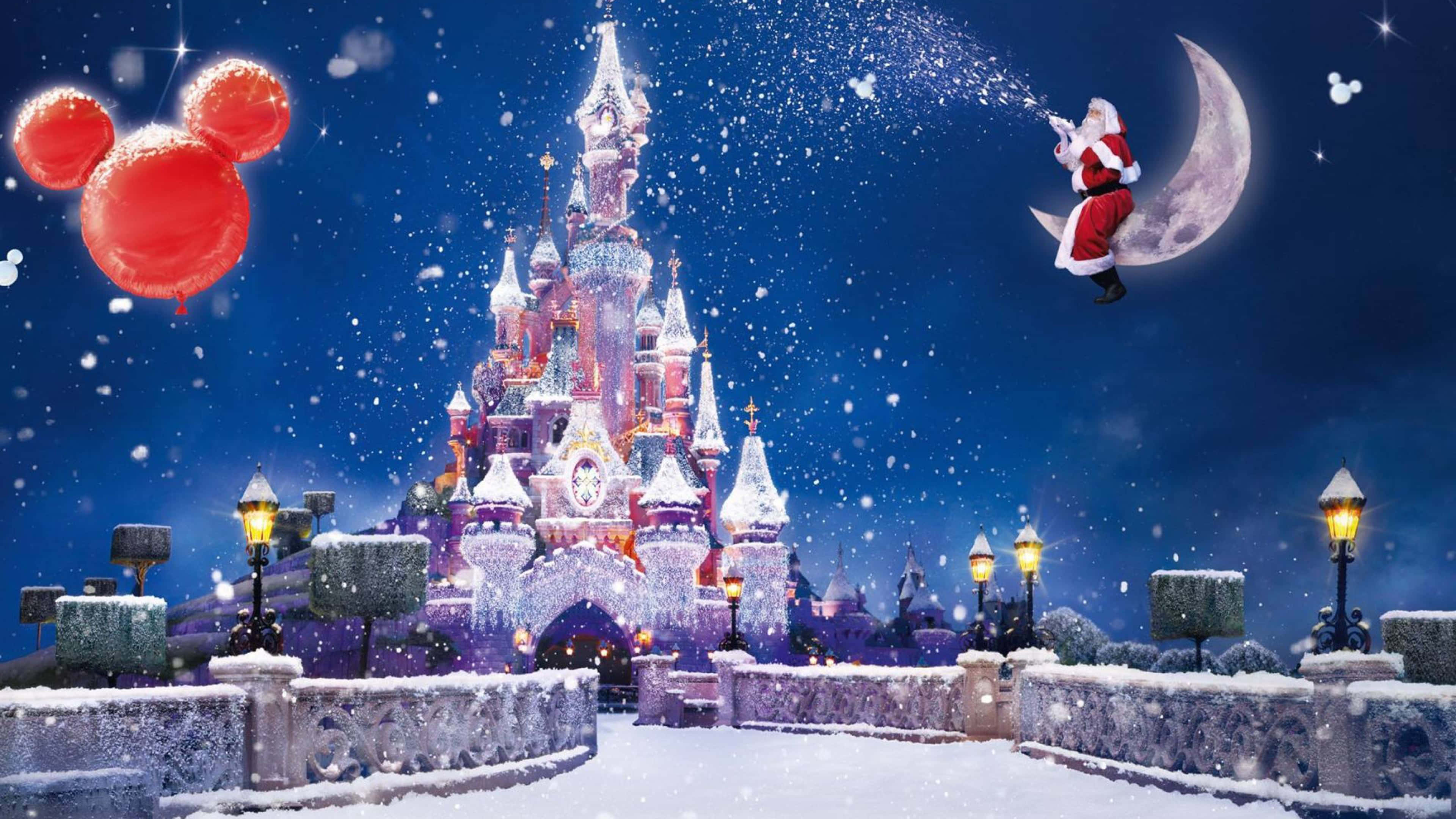 Disney World Desktop 桌布 壁紙 — 聖誕老人騎著新月，在白雪覆蓋的迪士尼城堡上空，星空下，紅色米奇氣球在附近飄浮。
