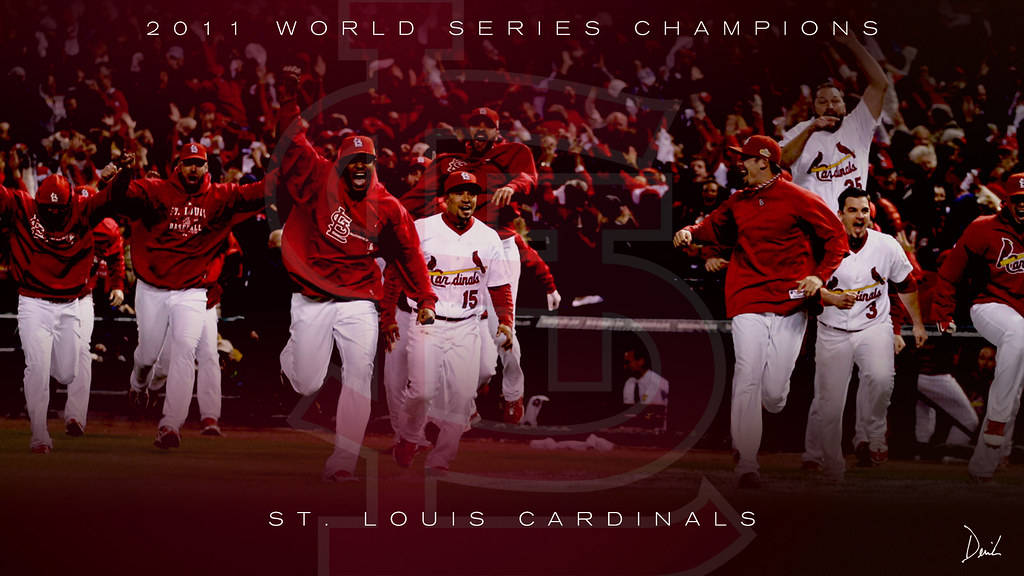 Cardinals 桌布 壁紙 — 聖路易紅雀棒球隊球員身穿紅白球衣，在明亮燈光下的球場慶祝勝利。