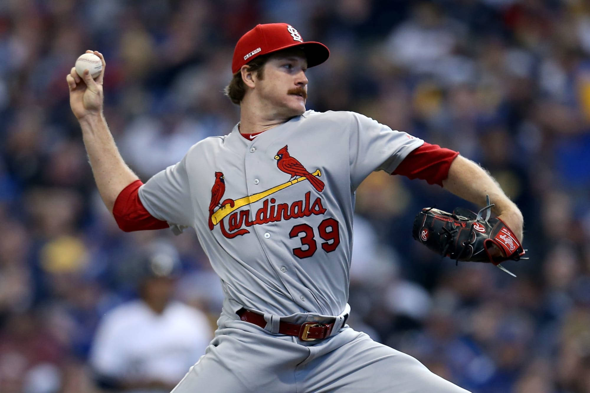 St Louis Cardinals 桌布 壁紙 — 聖路易紅雀隊投手在棒球比賽中投球，背景是模糊的球場觀眾。