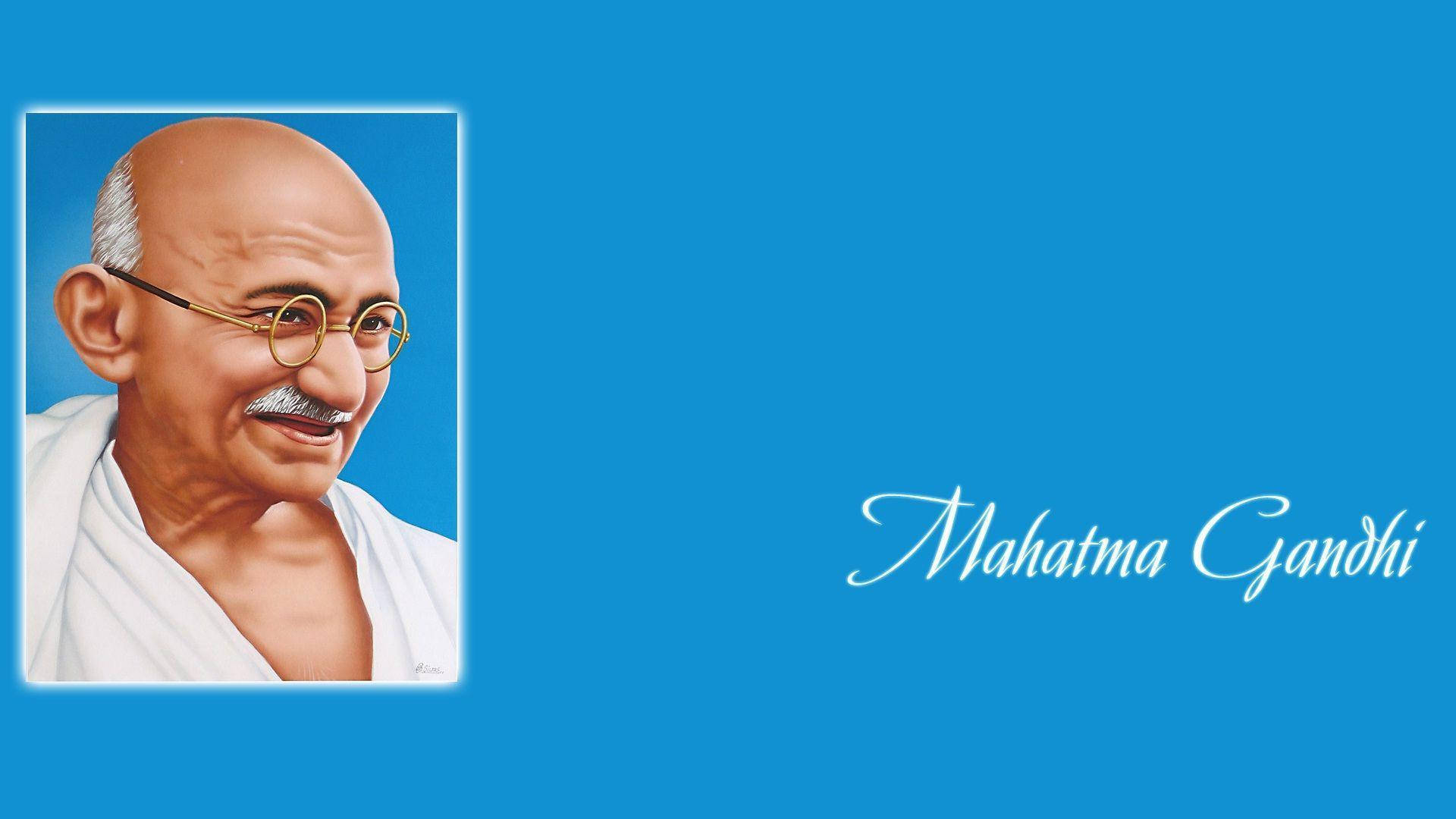 Mahatma Gandhi 桌布 壁紙 — 聖雄甘地穿著白色多蒂，在純藍色背景上溫暖微笑的肖像，他的名字以白色草書書寫。