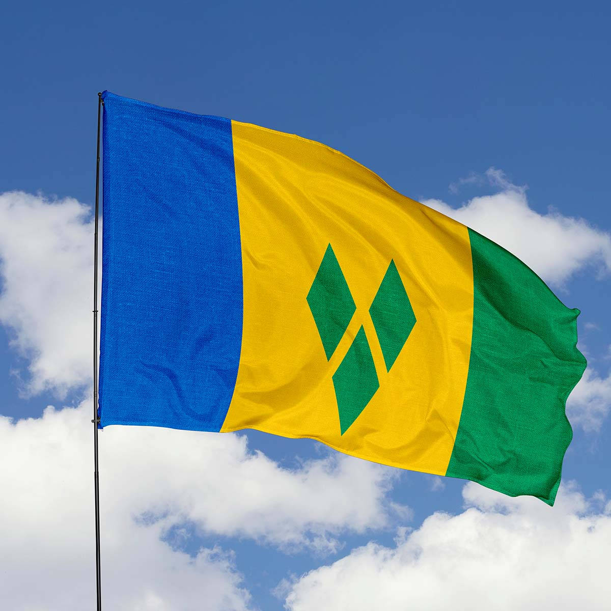 St Vincent And The Grenadines 桌布 壁紙 — 聖露西亞國旗在晴朗藍天和 fluffy 白雲襯托下動感飄揚。