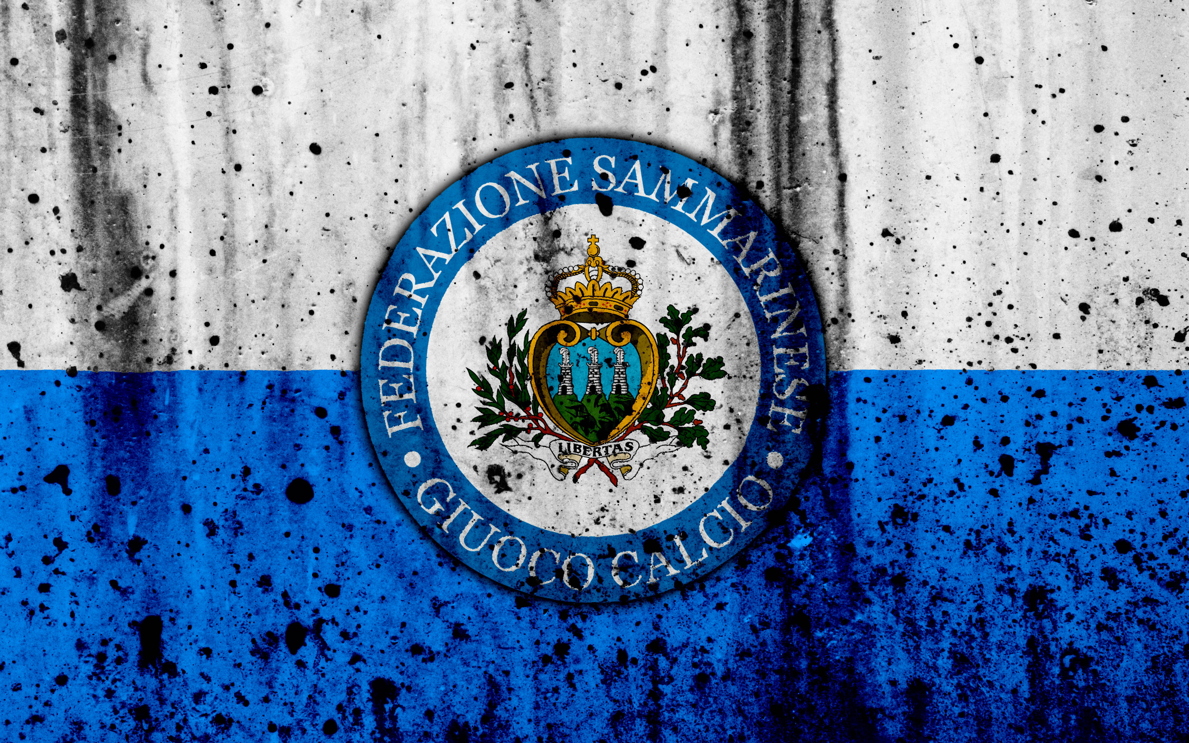 San Marino 桌布 壁紙 — 聖馬力諾足球協會徽章居中於一面經風化的藍白旗幟上，帶有潑漆紋理。