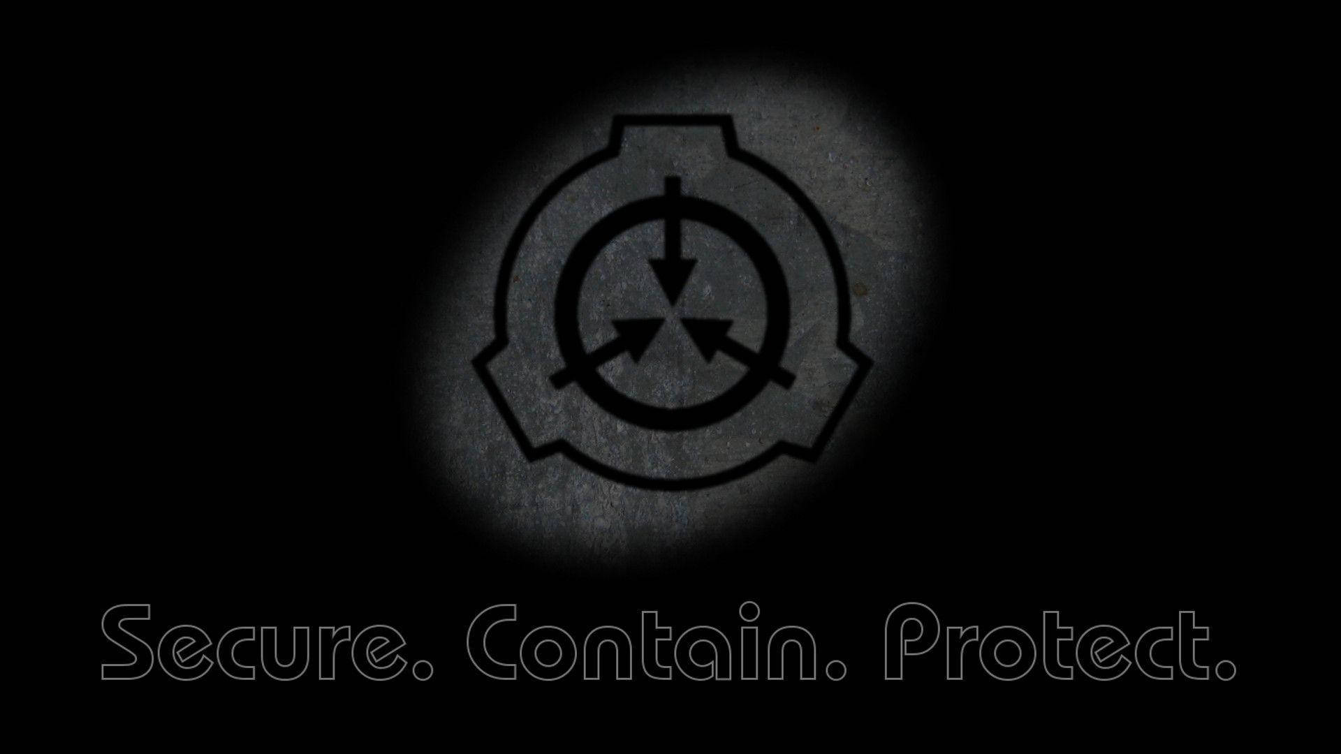 SCP 桌布 壁紙 — 聚光燈照亮了紋理牆上的黑色和灰色SCP Foundation標誌，下方有座右銘Secure Contain Protect。
