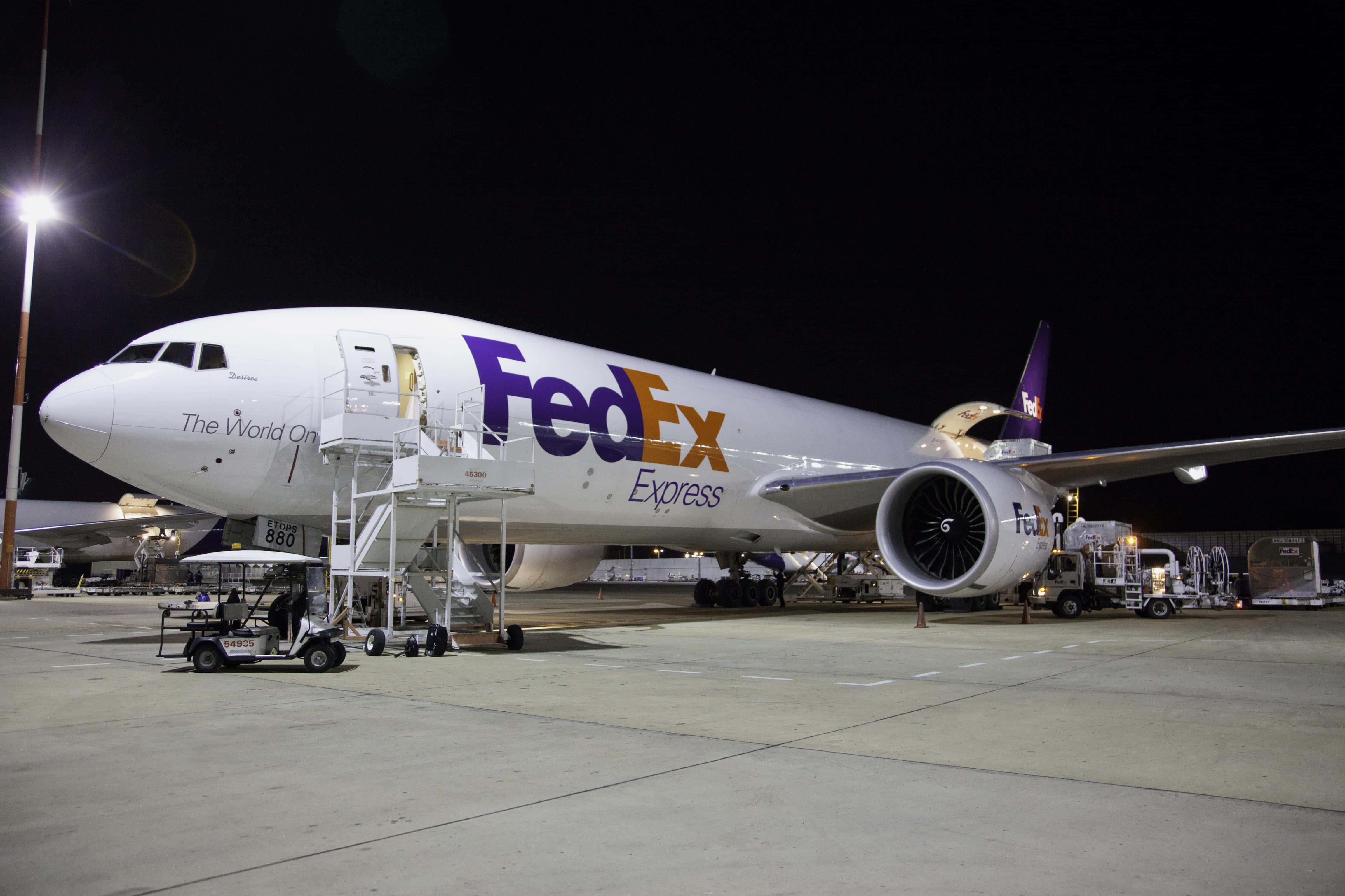聯邦快遞飛機停在停機坪上 壁紙