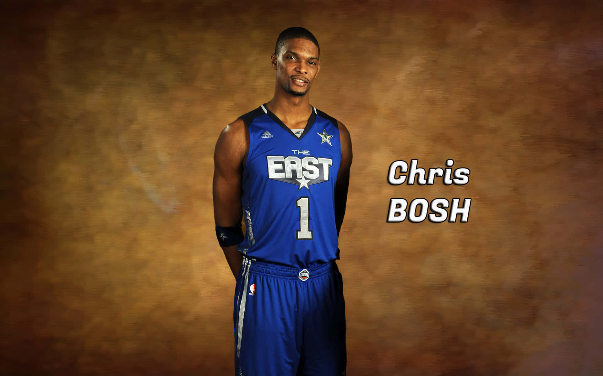籃球 桌布 壁紙 — 職業籃球運動員 Chris Bosh 自信地穿著藍色全明星東部隊球衣，在帶有紋理的棕色背景前擺姿勢。