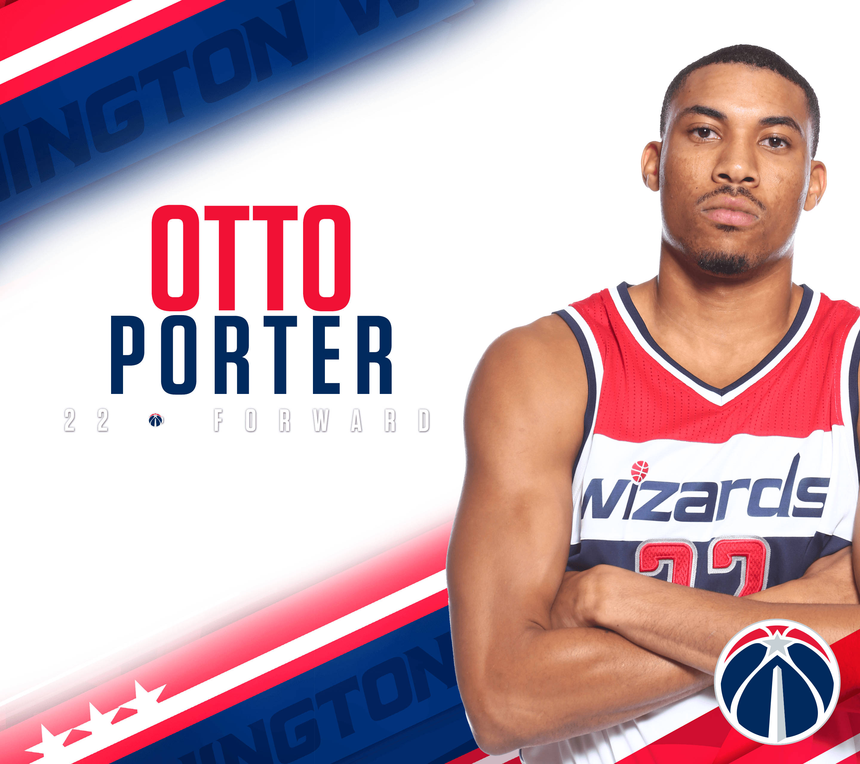 Otto 桌布 壁紙 — 職業籃球運動員奧圖·波特身穿華盛頓巫師隊球衣，雙臂交叉，自信地站在大膽的紅、藍、白圖形背景前。