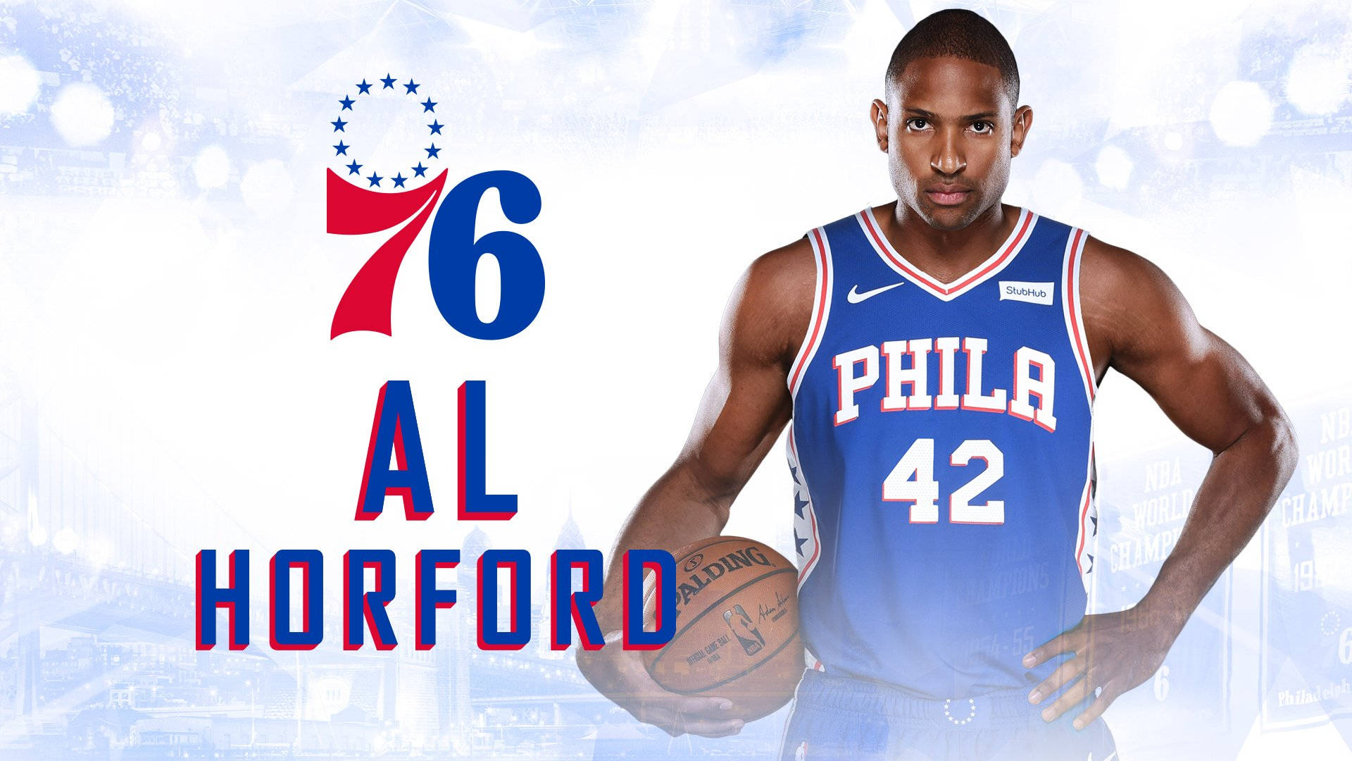 Al Horford 桌布 壁紙 — 職業籃球運動員艾爾·霍福德身穿藍色費城76人球衣，在明亮的體育場背景下手持籃球。