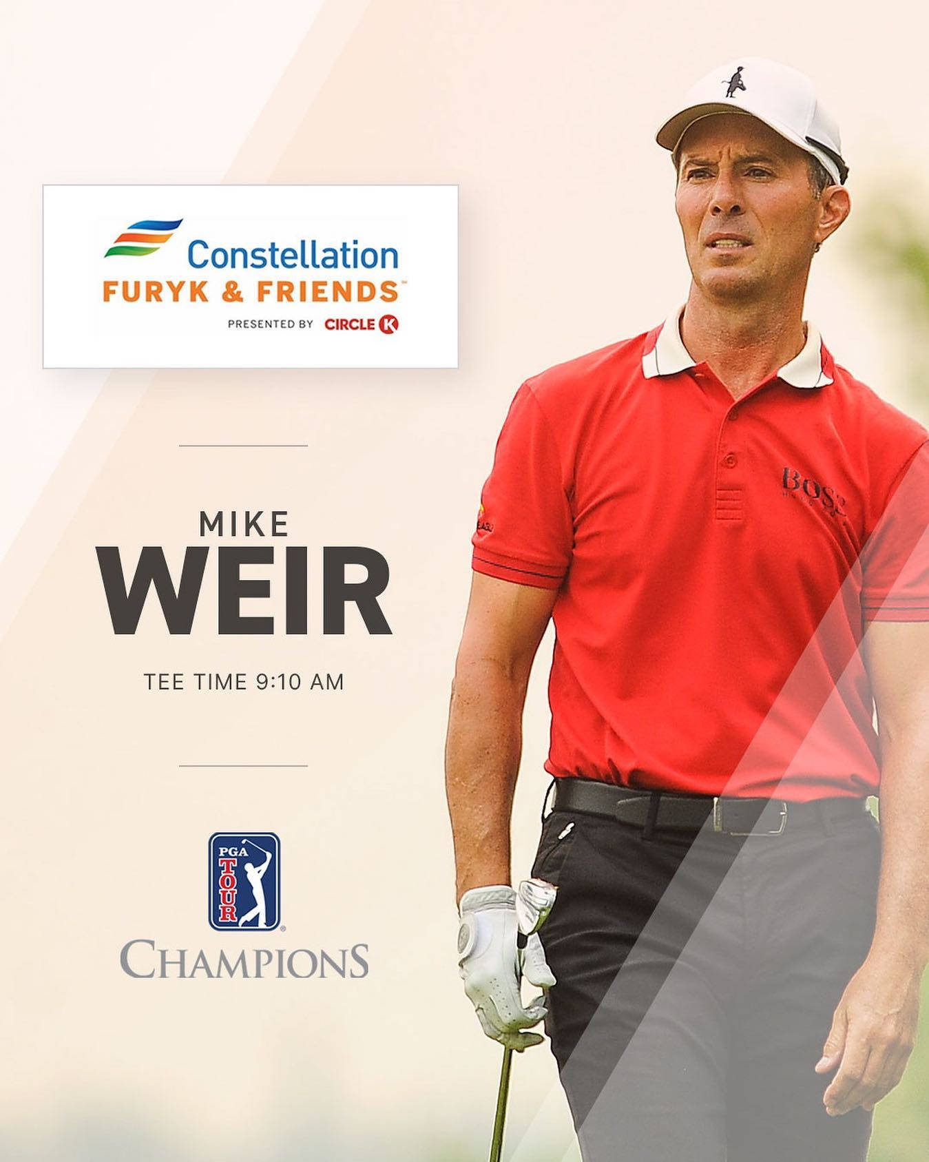 高爾夫 桌布 壁紙 — 職業高爾夫球手 Mike Weir 身穿紅色Polo衫和白色帽子，手持球桿，站在柔和的米色背景前，帶有賽事品牌標誌。