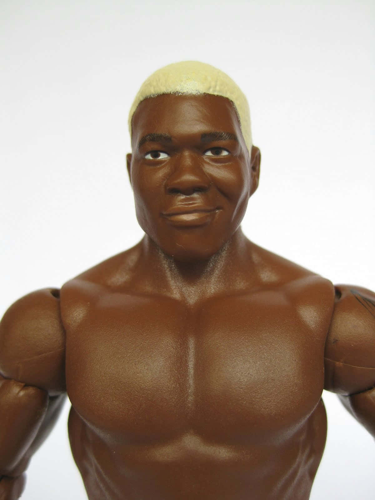 WWE 桌布 壁紙 — 肌肉發達的動作人偶近距離特寫，光頭，短金髮，背景為純白色。