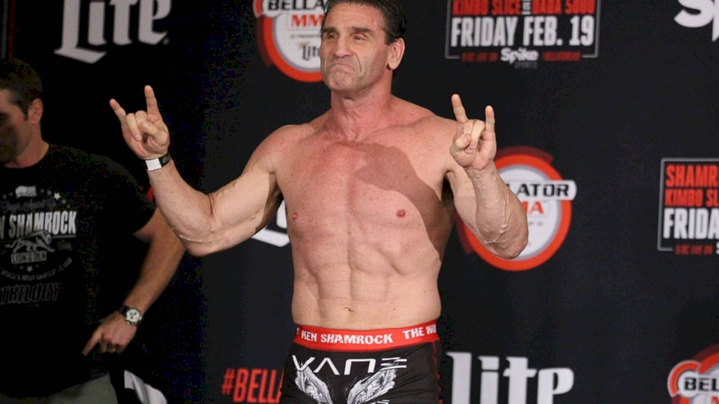 MMA 桌布 壁紙 — 肌肉發達的拳手Tito Ortiz在Bellator MMA賽事記者會上赤裸上身，擺出搖滾手勢展示肌肉。