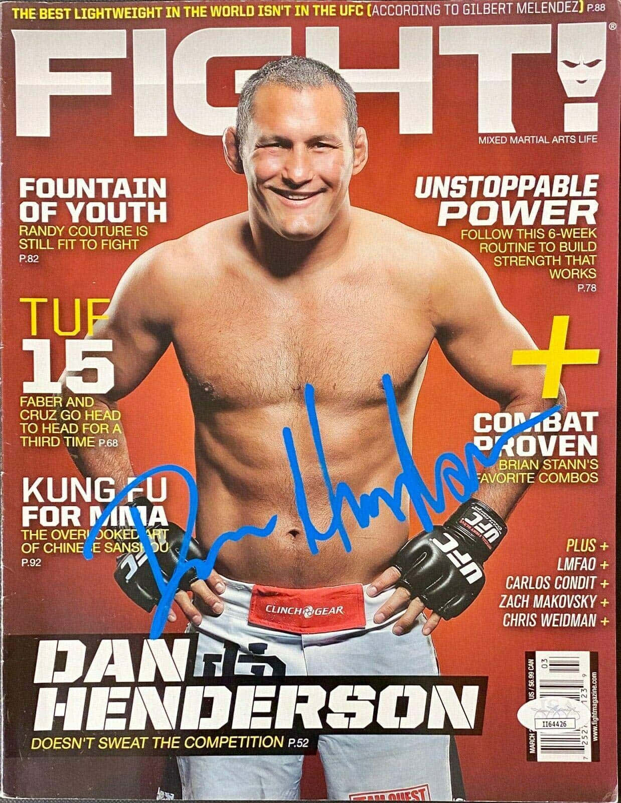 boxer 桌布 壁紙 — 肌肉發達的拳手丹·亨德森在UFC雜誌封面上自信地咧嘴笑，戴著手套和短褲，背景是醒目的紅色。