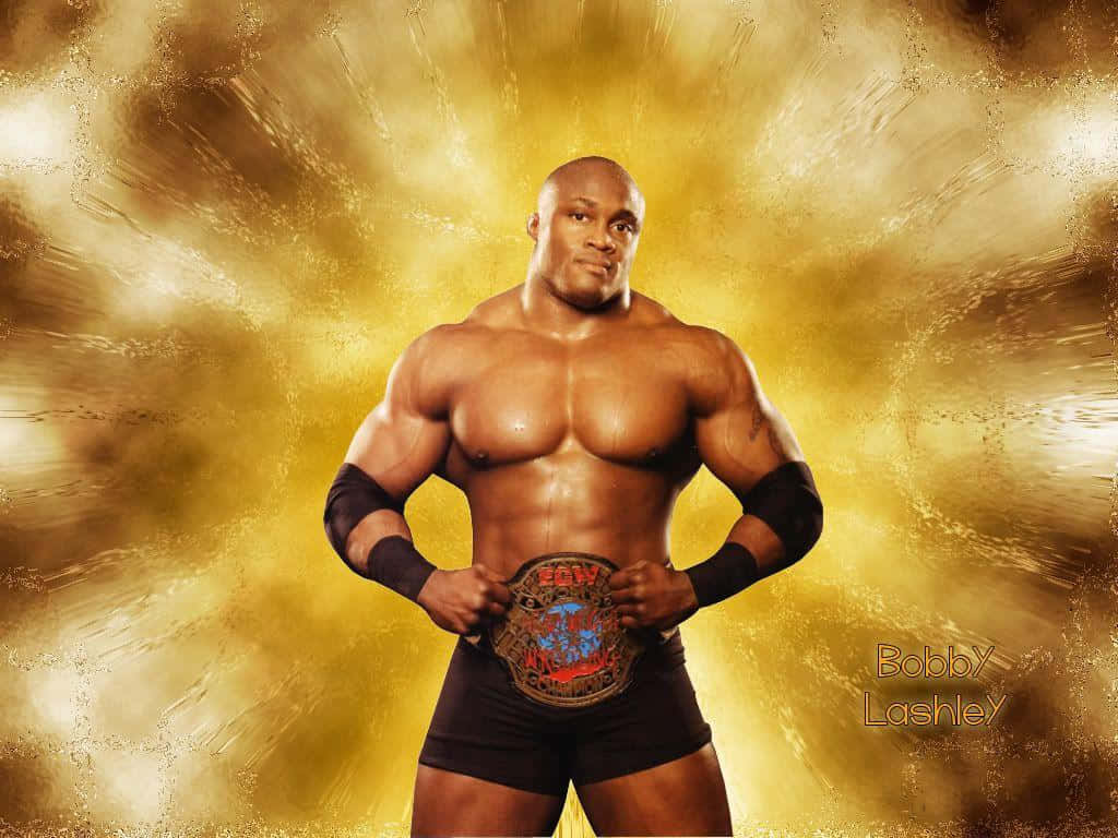 Fight 桌布 壁紙 — 肌肉發達的摔角手 Bobby Lashley 自信地站立，手持冠軍腰帶，背景是燦爛的金色爆炸效果。