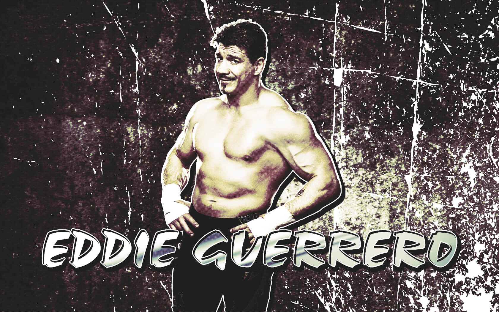 摔角 桌布 壁紙 — 肌肉發達的摔角手 Eddie Guerrero 在粗糙的紋理牆前自信地擺姿勢，下方有粗體風格文字。
