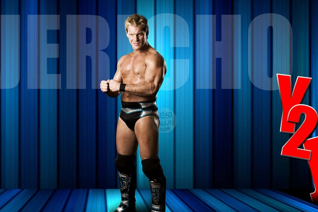 WWE 桌布 壁紙 — 肌肉發達的摔角手 Jericho 自信地穿著摔角裝備，站在藍色幕布背景前，帶有粗體文字。